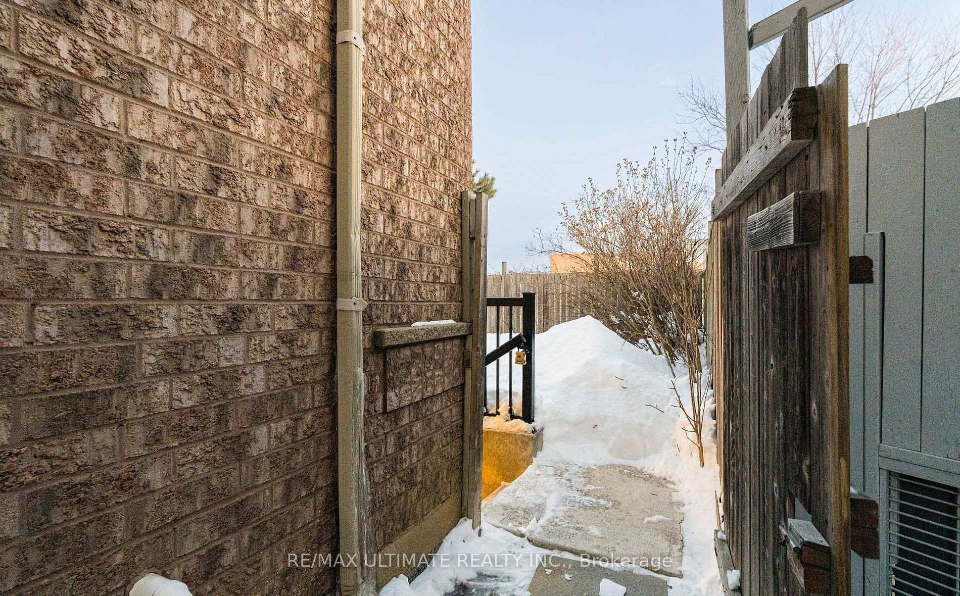 Photo 2 of 21 Sewells (Basement) Lane, Brampton, Fletcher's Meadow — HOMEH