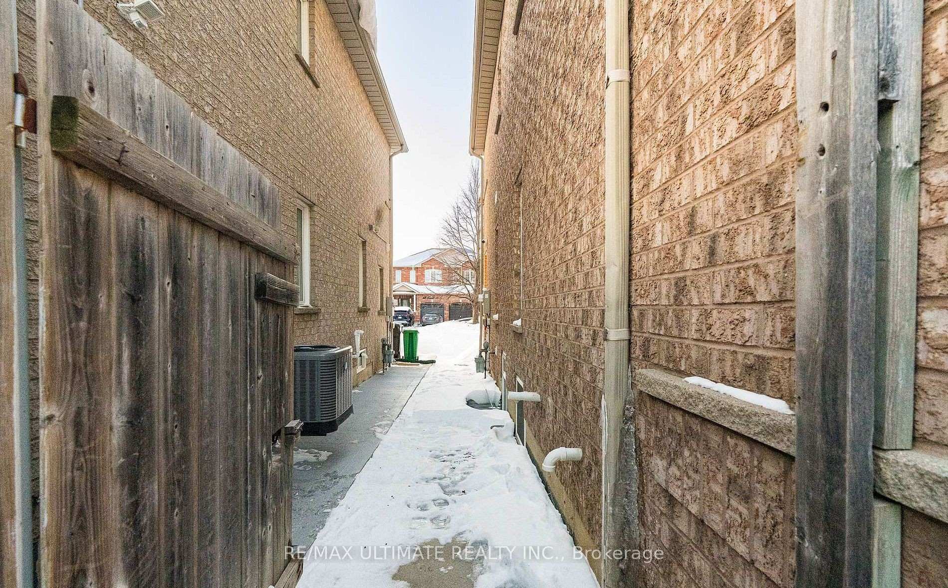 Photo 3 of 21 Sewells (Basement) Lane, Brampton, Fletcher's Meadow — HOMEH