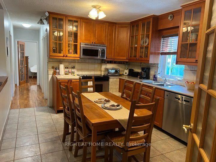 Photo 2 of Unit Main Floor, 15 Lynnhaven Road, Toronto, Englemount-Lawrence — HOMEH