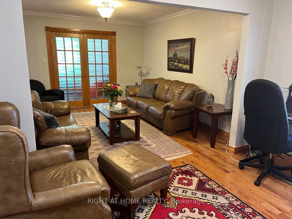Photo 3 of Unit Main Floor, 15 Lynnhaven Road, Toronto, Englemount-Lawrence — HOMEH
