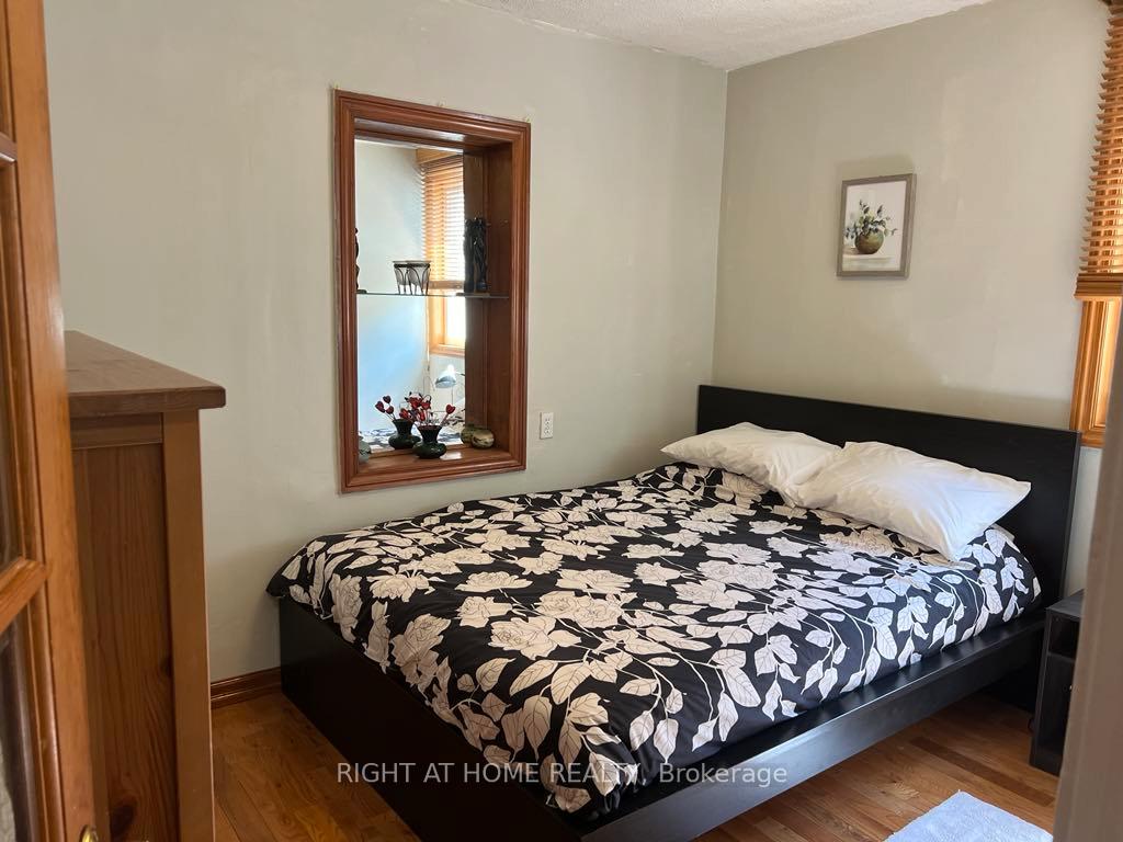 Photo 5 of Unit Main Floor, 15 Lynnhaven Road, Toronto, Englemount-Lawrence — HOMEH