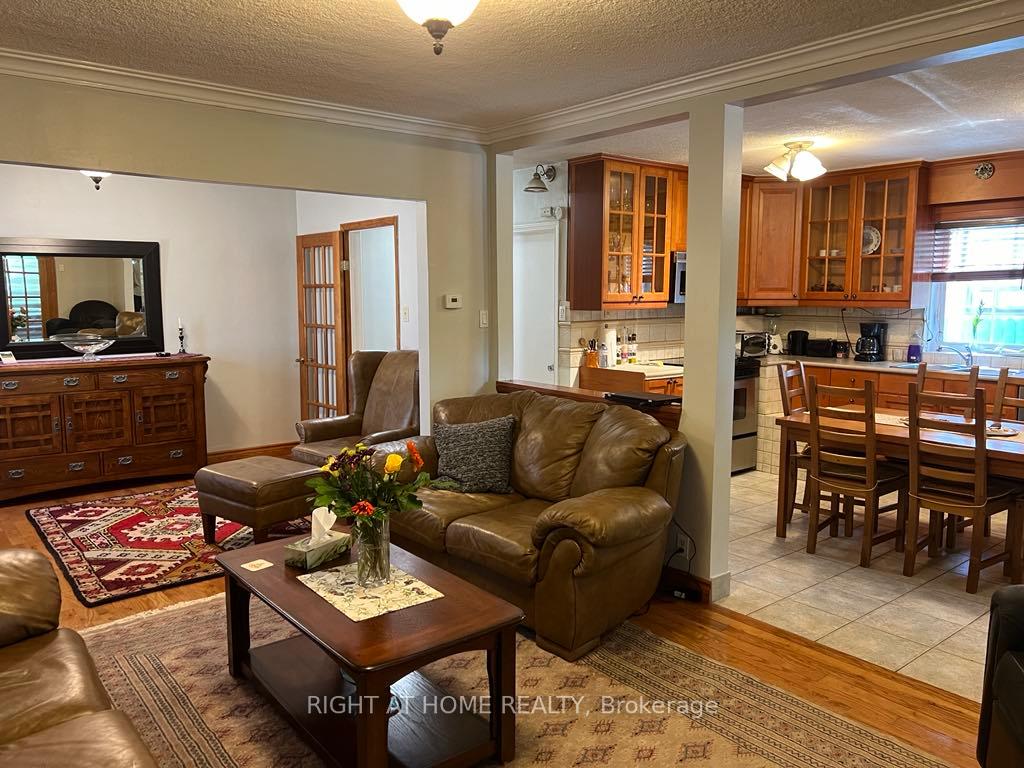 Photo 6 of Unit Main Floor, 15 Lynnhaven Road, Toronto, Englemount-Lawrence — HOMEH