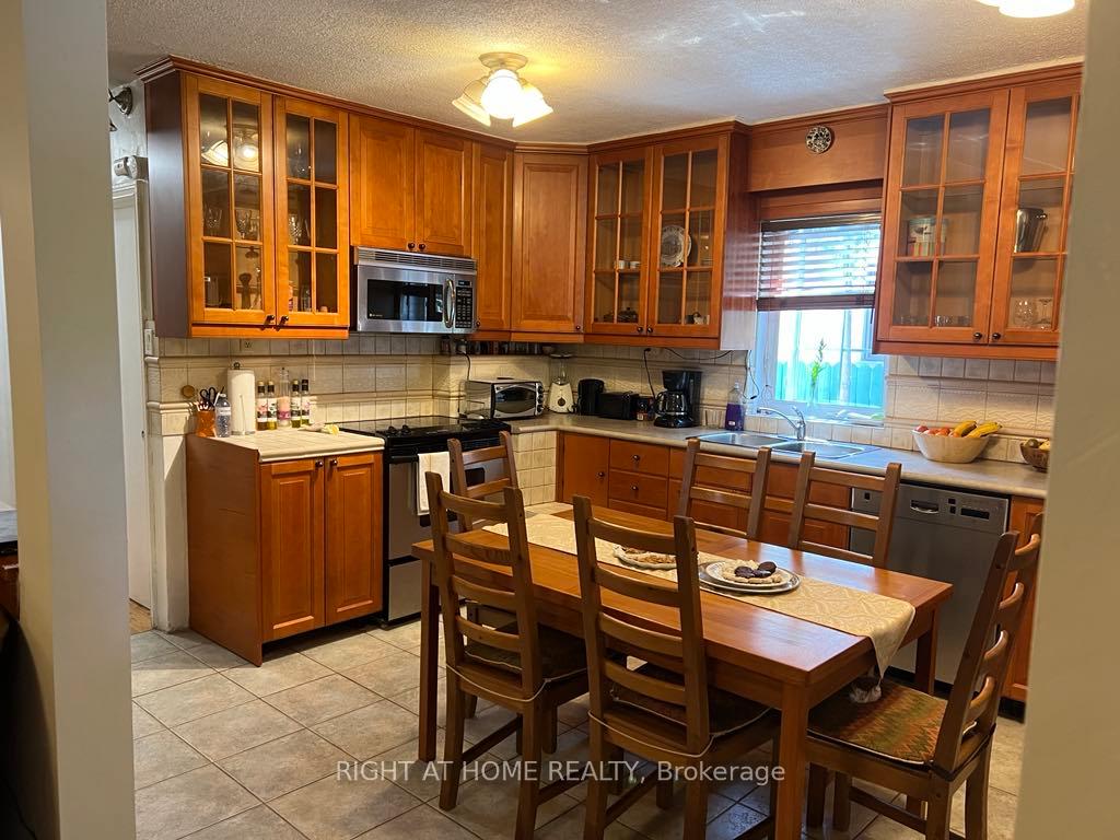 Photo 7 of Unit Main Floor, 15 Lynnhaven Road, Toronto, Englemount-Lawrence — HOMEH