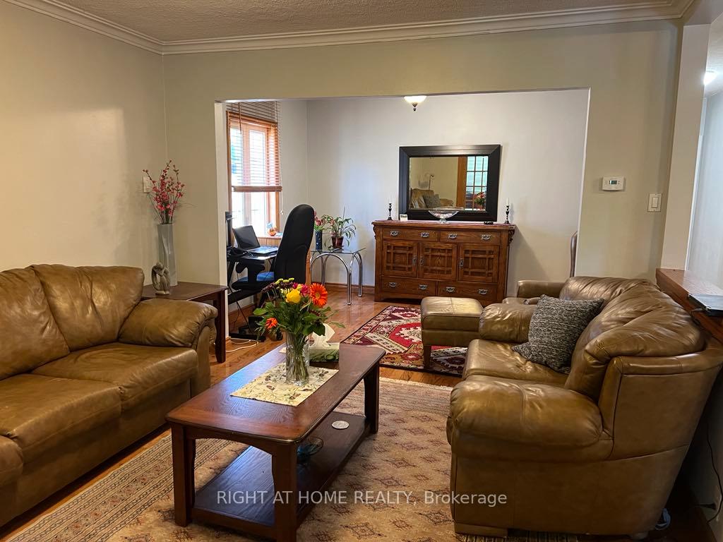 Photo 8 of Unit Main Floor, 15 Lynnhaven Road, Toronto, Englemount-Lawrence — HOMEH