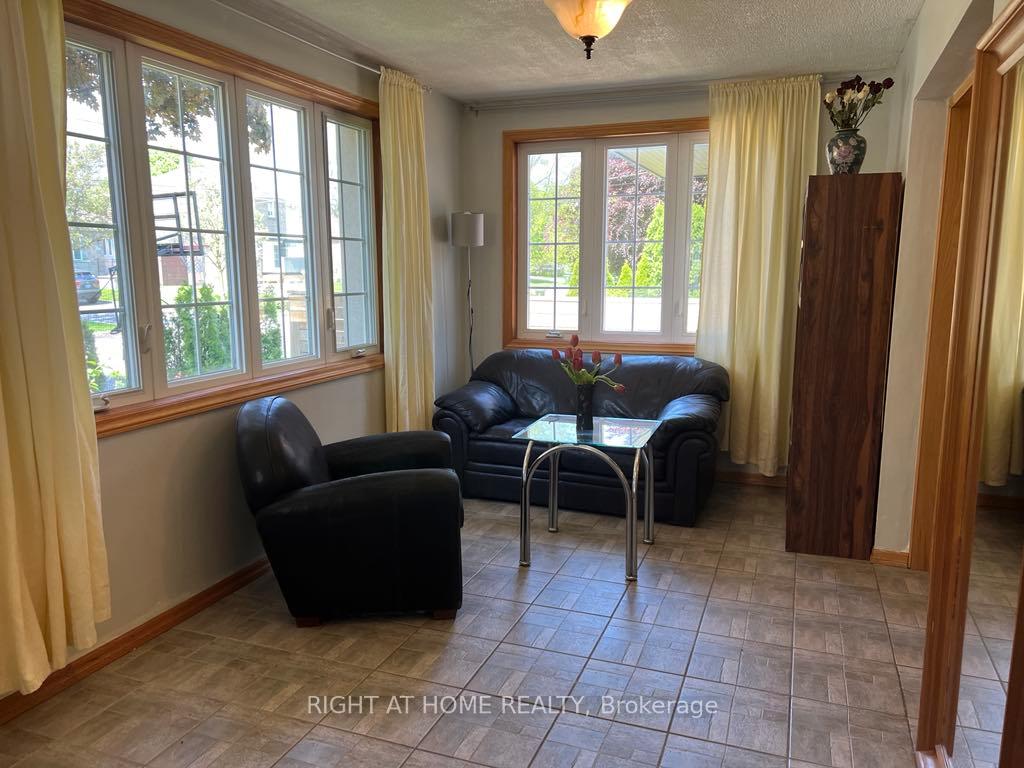 Photo 9 of Unit Main Floor, 15 Lynnhaven Road, Toronto, Englemount-Lawrence — HOMEH