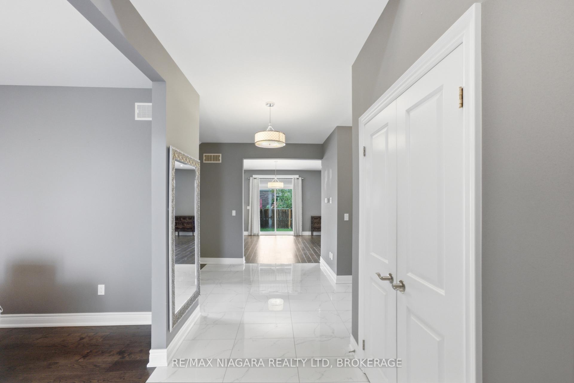 Photo 3 of 9305 Eagle Ridge Drive, Niagara Falls, Forestview — HOMEH