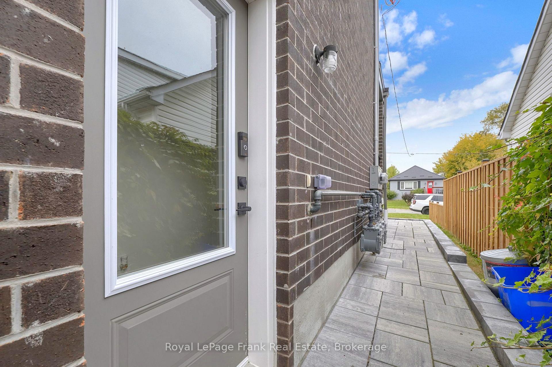 Photo 3 of 321 Anderson Avenue, Oshawa, McLaughlin — HOMEH