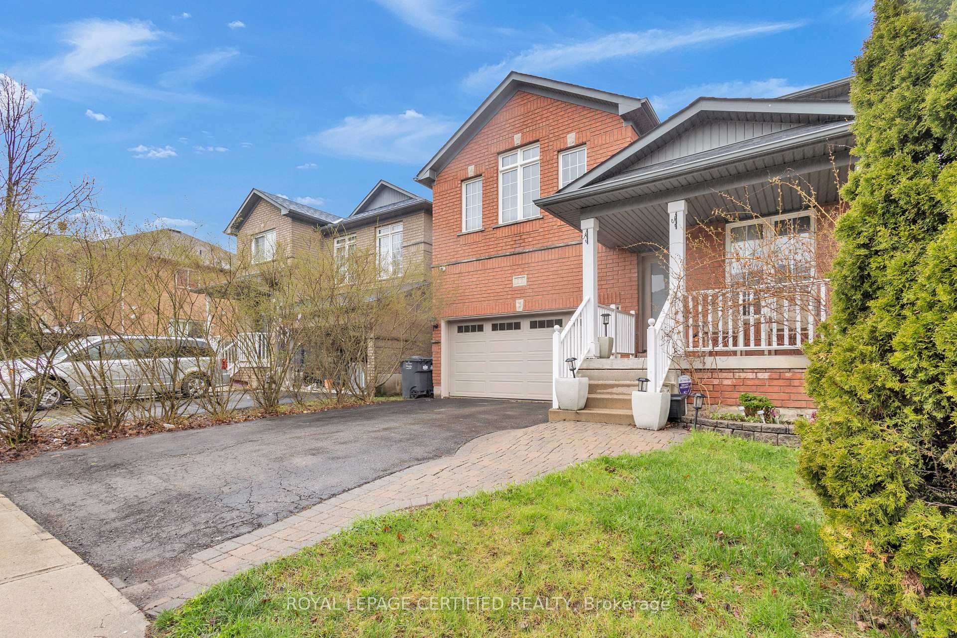 Photo 3 of 17 Chestermere Crescent, Brampton, Fletcher's Meadow — HOMEH
