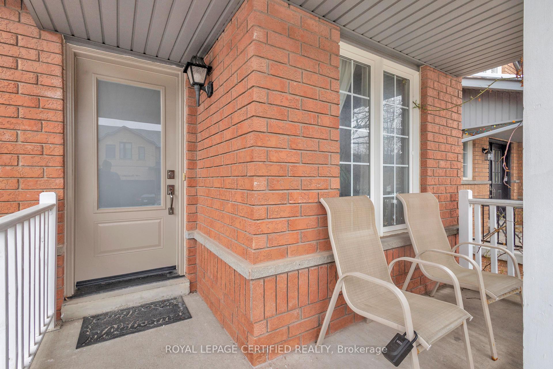 Photo 4 of 17 Chestermere Crescent, Brampton, Fletcher's Meadow — HOMEH
