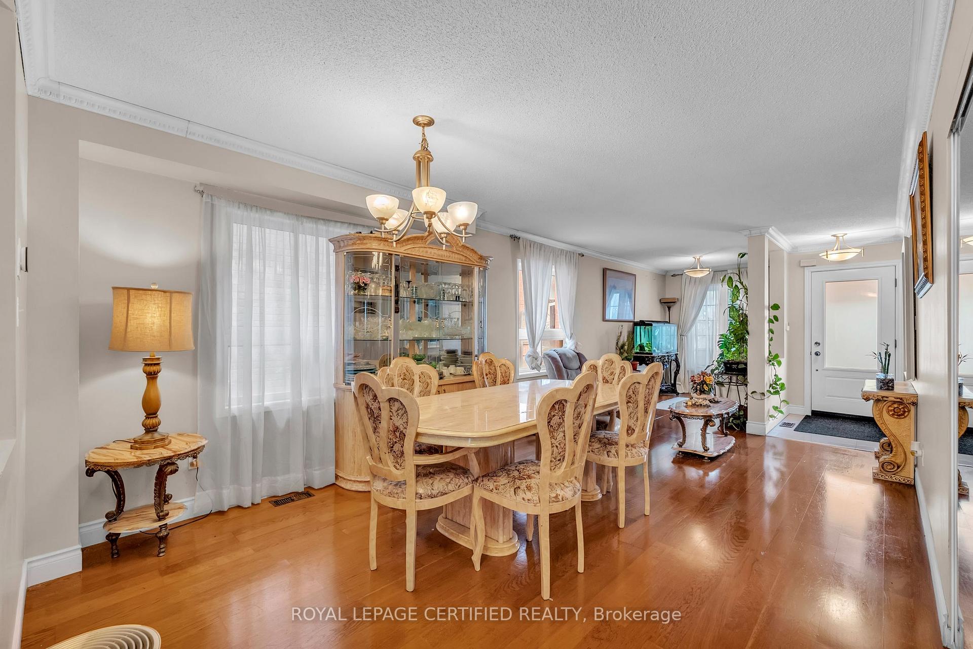 Photo 5 of 17 Chestermere Crescent, Brampton, Fletcher's Meadow — HOMEH