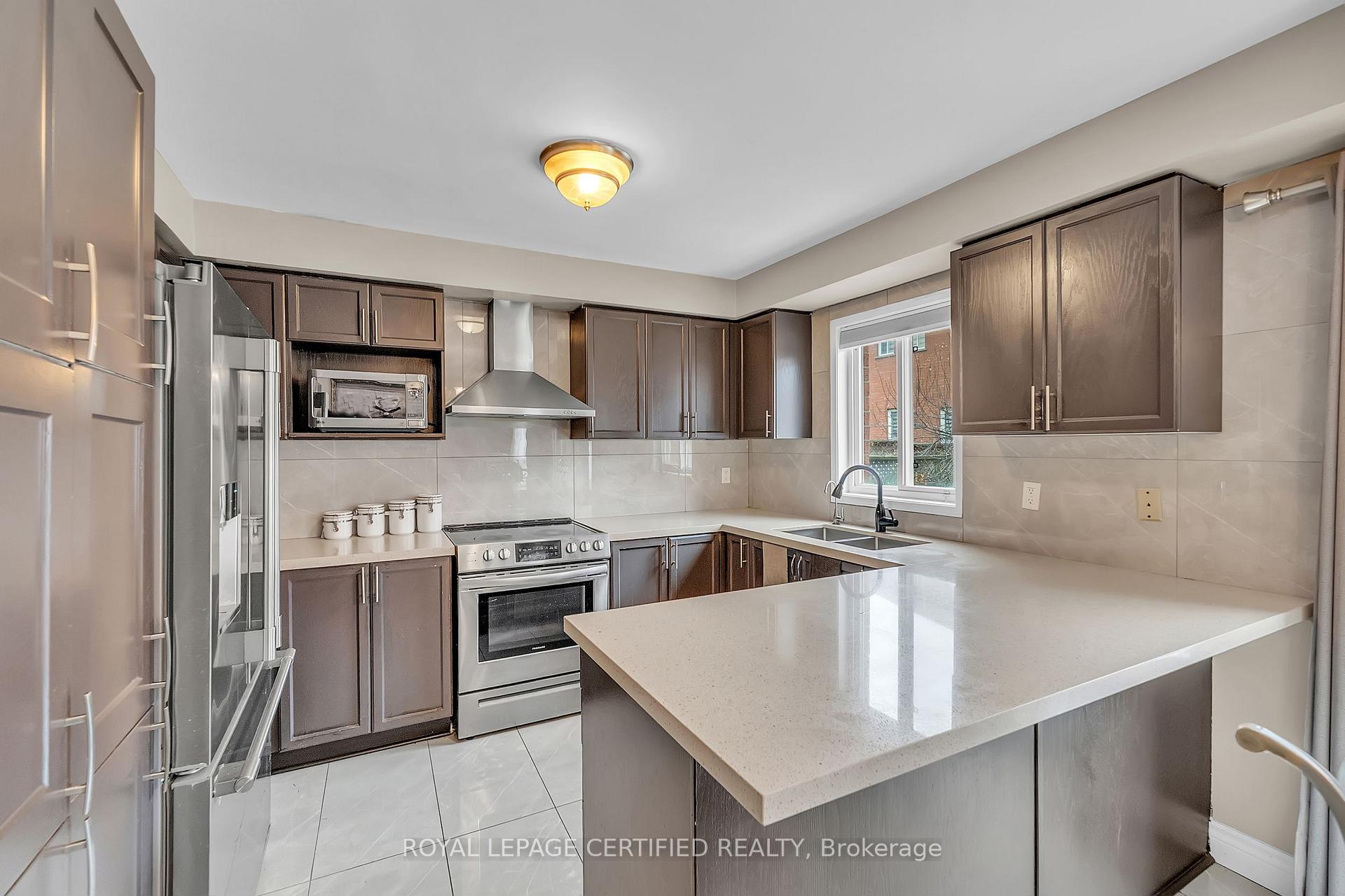 Photo 9 of 17 Chestermere Crescent, Brampton, Fletcher's Meadow — HOMEH