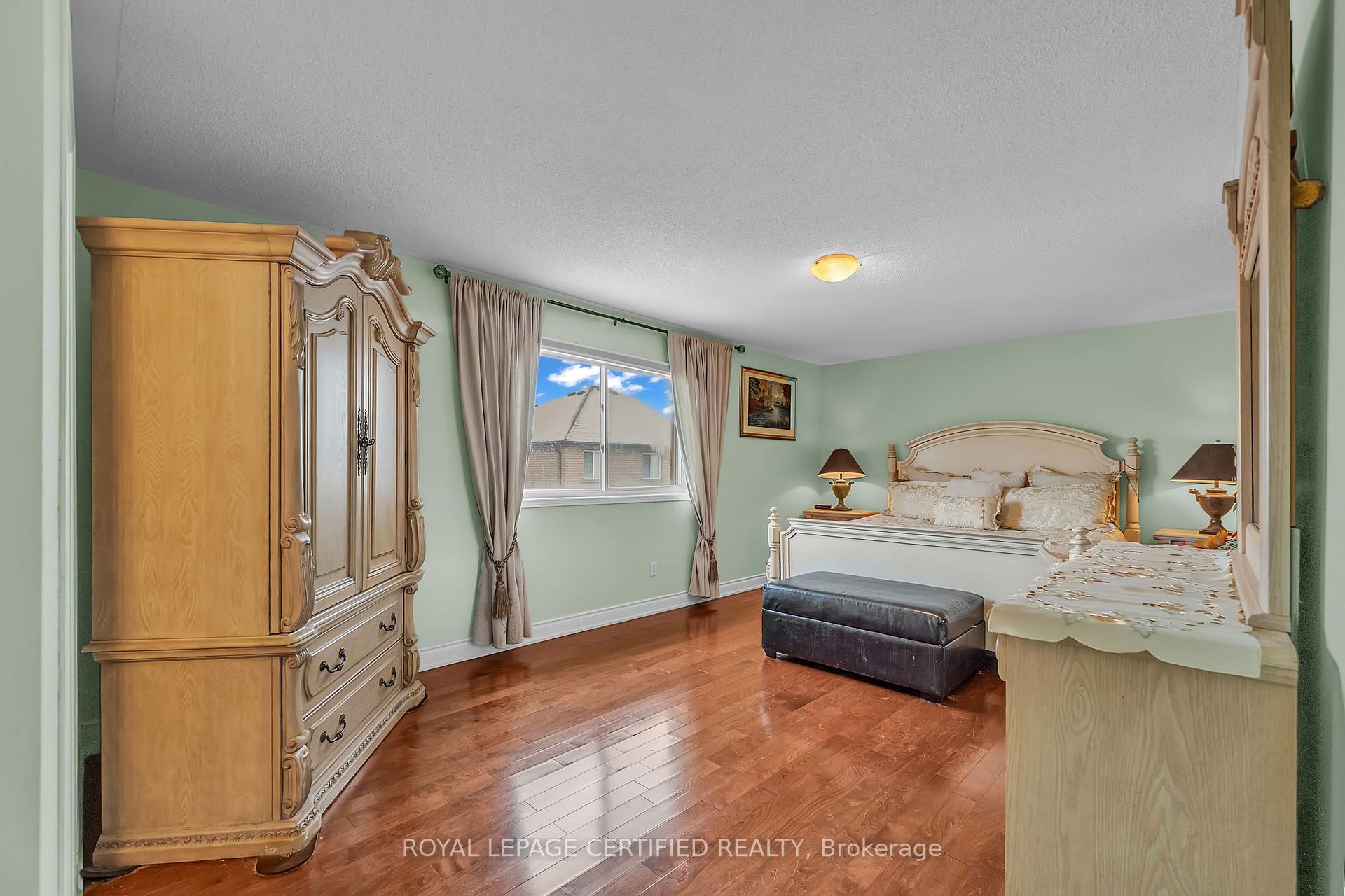 Photo 14 of 17 Chestermere Crescent, Brampton, Fletcher's Meadow — HOMEH