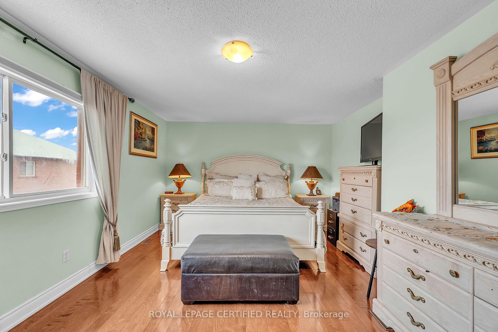 Photo 16 of 17 Chestermere Crescent, Brampton, Fletcher's Meadow — HOMEH
