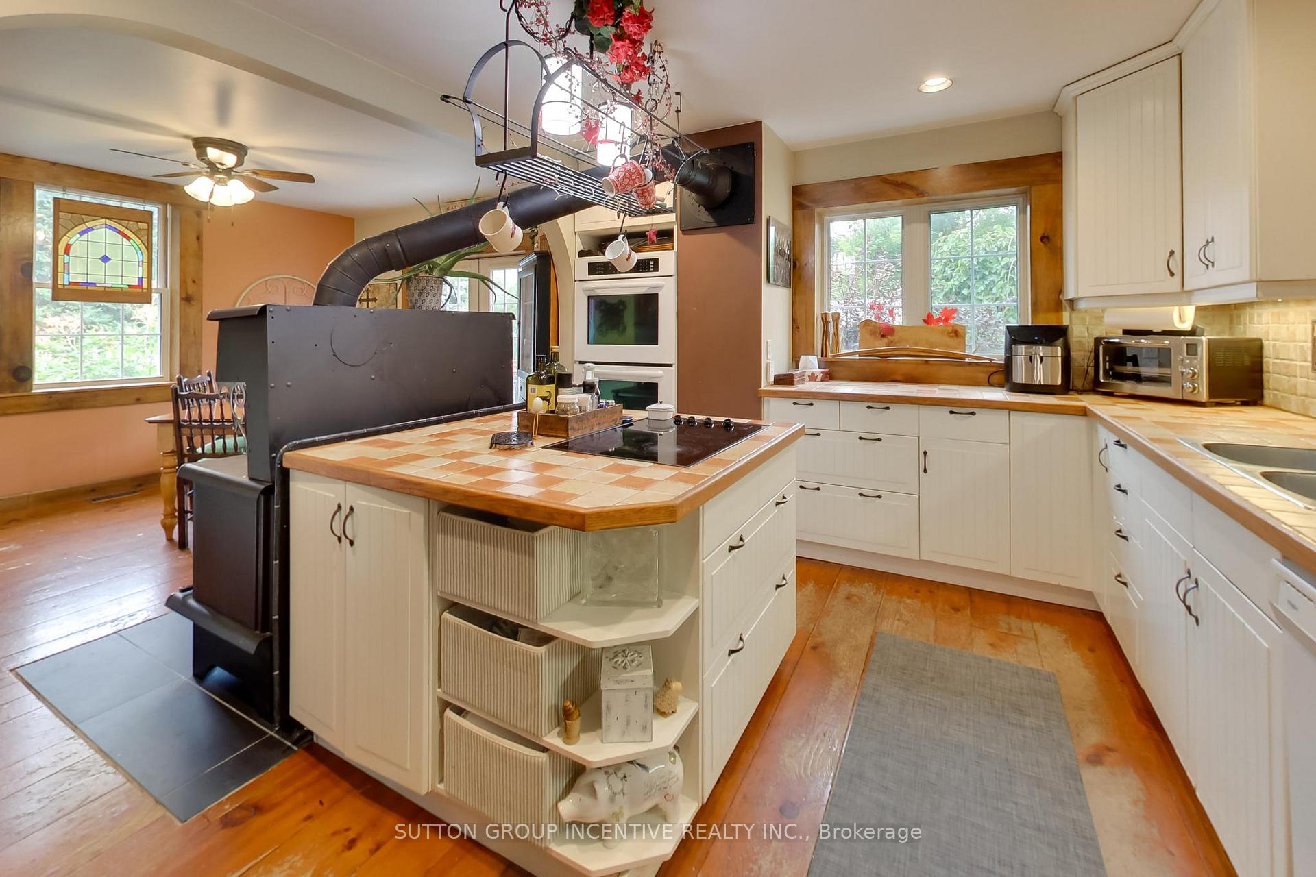 Photo 6 of 1724 Penetanguishe Road, Springwater, Rural Springwater — HOMEH