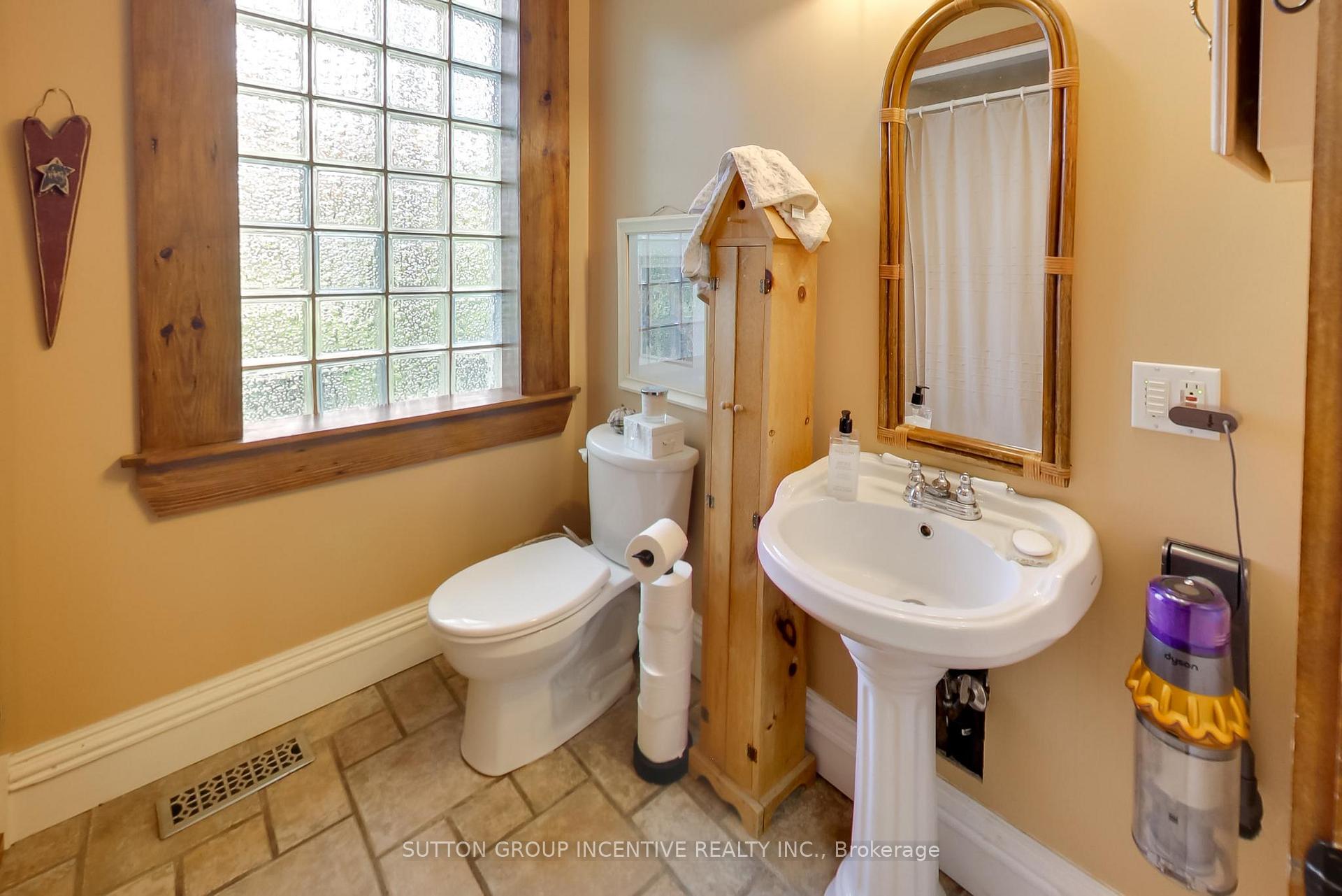 Photo 17 of 1724 Penetanguishe Road, Springwater, Rural Springwater — HOMEH
