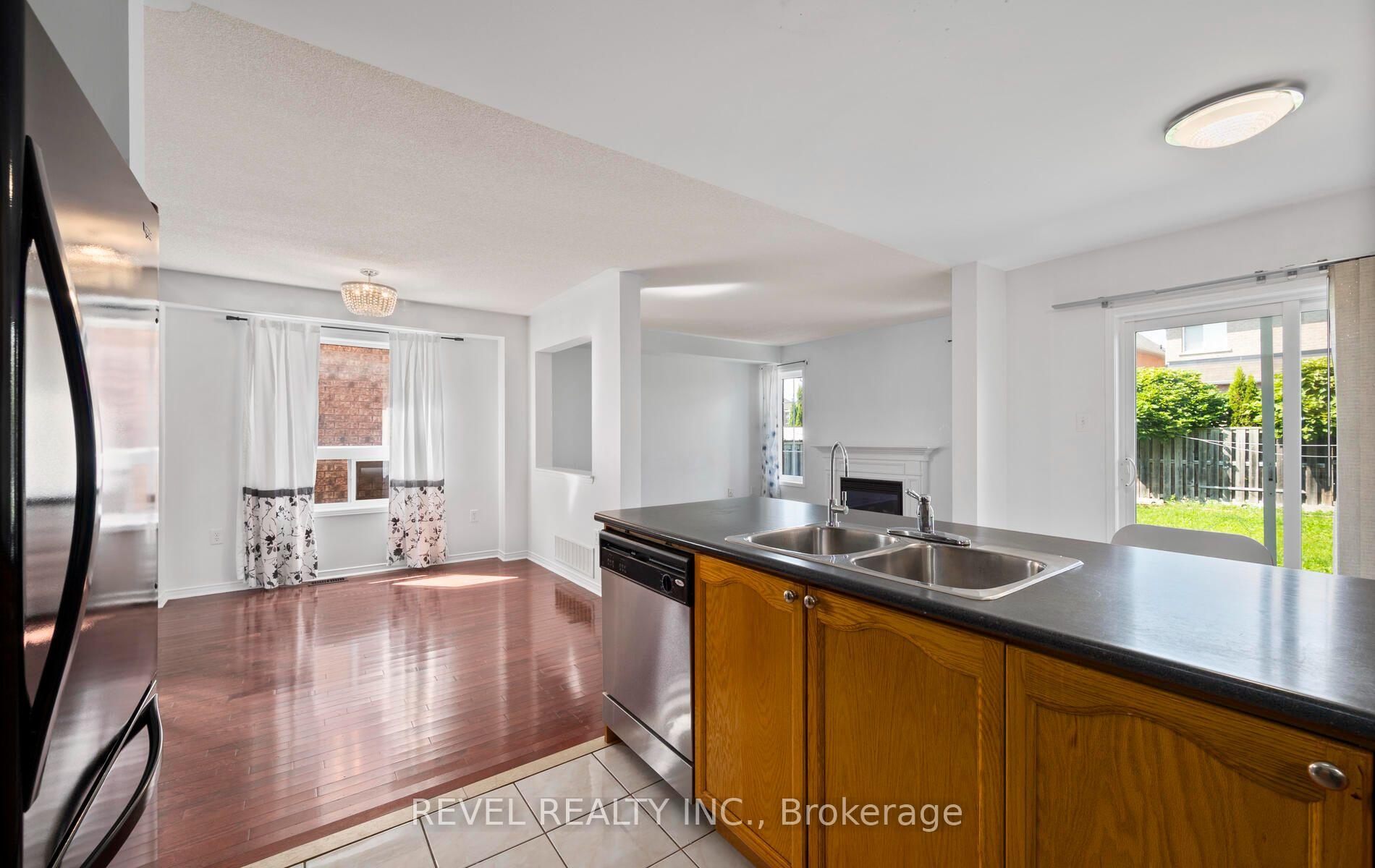 Photo 9 of 91 Oceanpearl Crescent, Whitby, Blue Grass Meadows — HOMEH