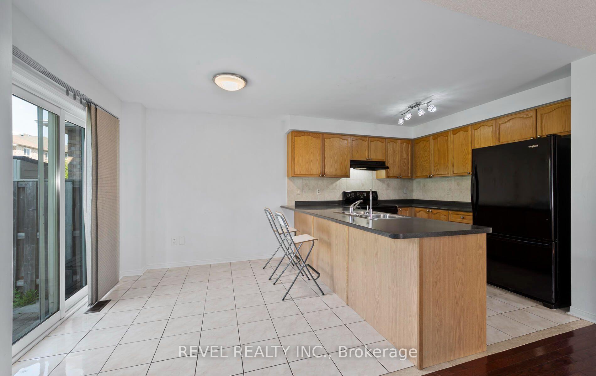 Photo 10 of 91 Oceanpearl Crescent, Whitby, Blue Grass Meadows — HOMEH