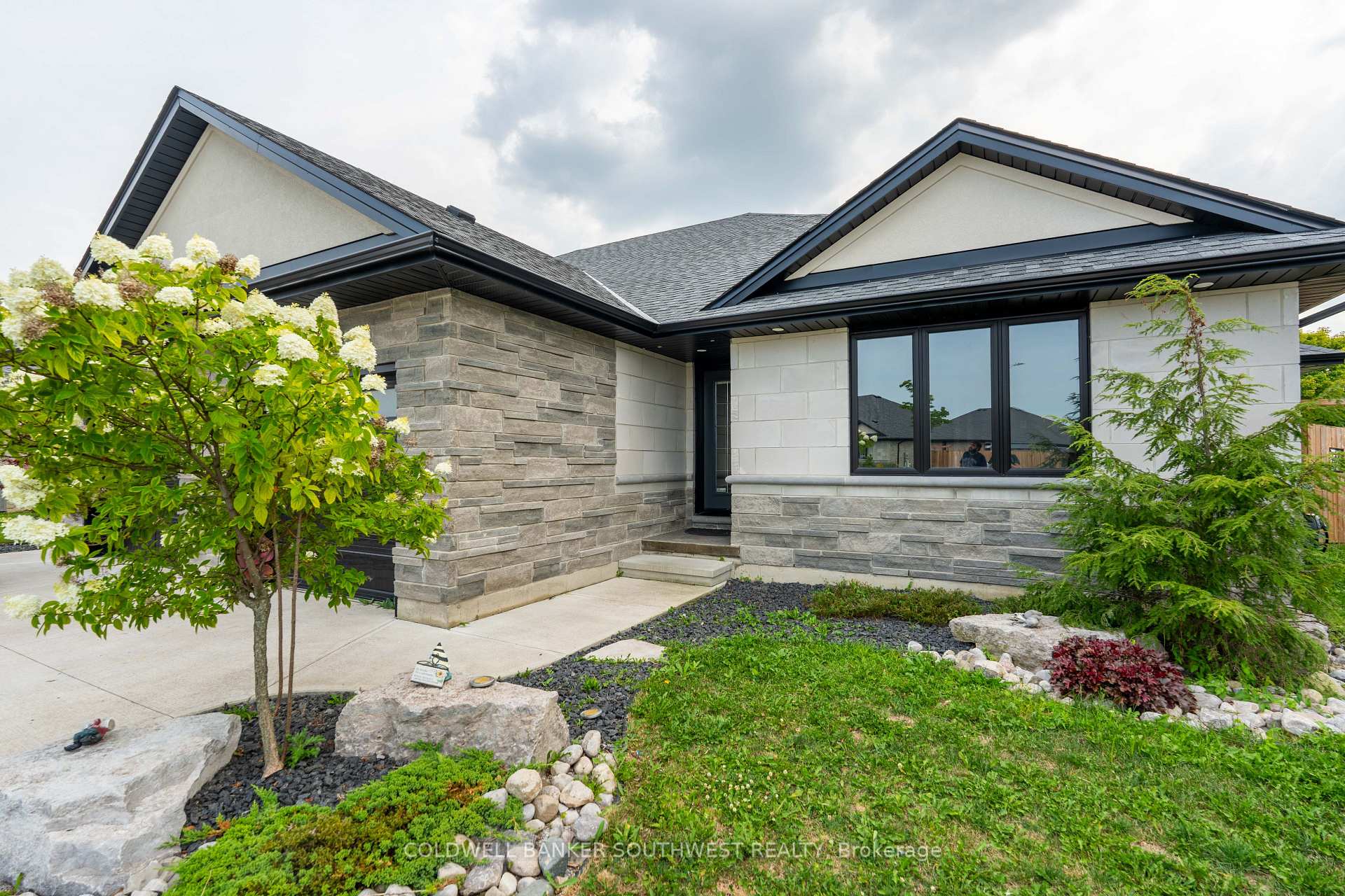 Photo 4 of 709 Ferdinands Crescent, Sarnia — HOMEH