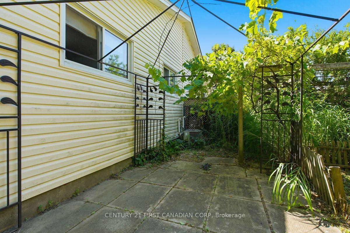 Photo 11 of 17 Edgemere Crescent, London, South T — HOMEH