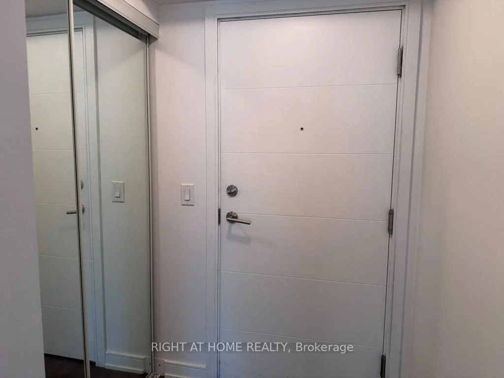 Photo 4 of Unit 723, 525 Adelaide Street W, Toronto, Waterfront Communities — HOMEH