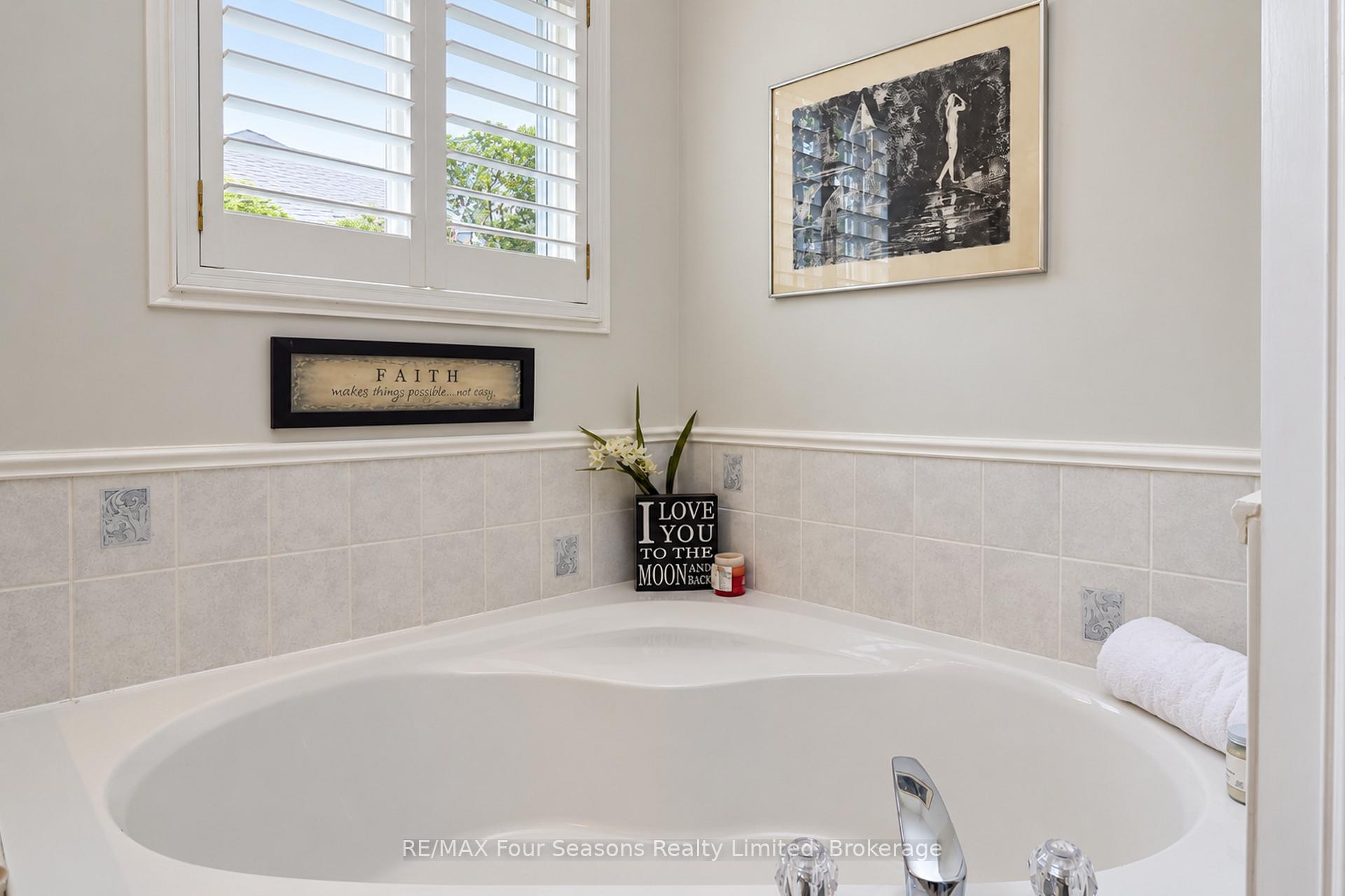 Photo 11 of 44 Green Briar Drive, Collingwood — HOMEH