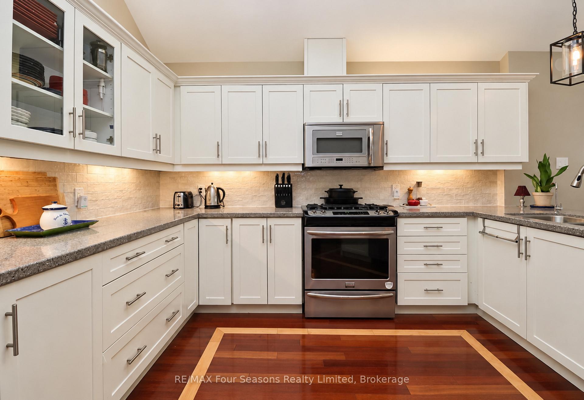Photo 14 of 44 Green Briar Drive, Collingwood — HOMEH