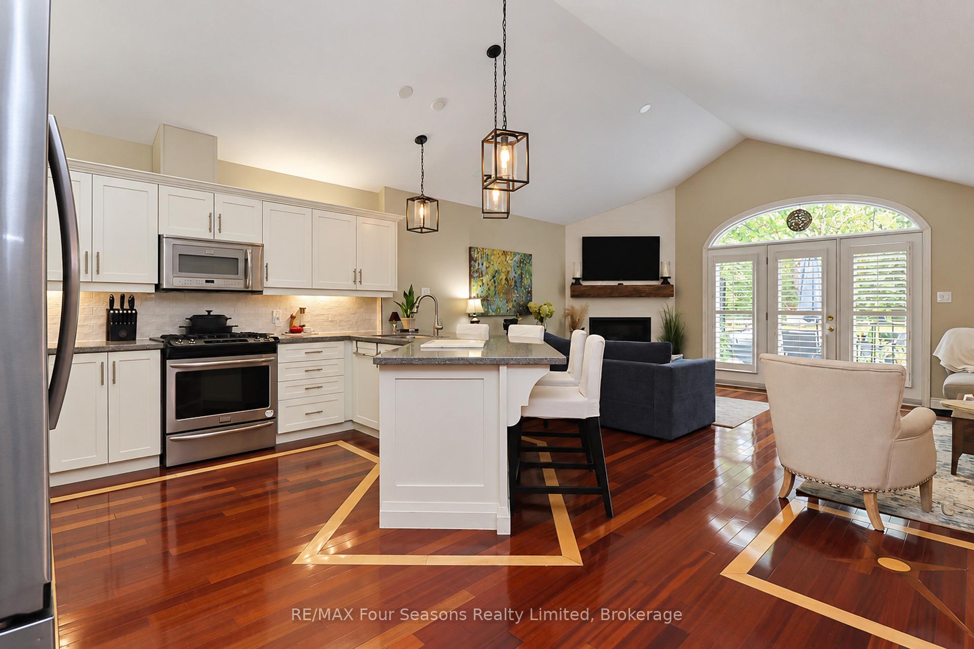 Photo 15 of 44 Green Briar Drive, Collingwood — HOMEH