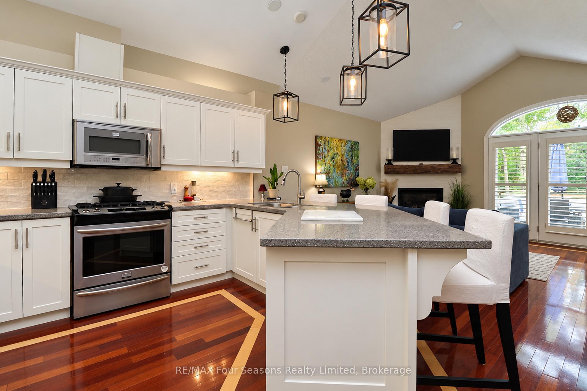 Photo 19 of 44 Green Briar Drive, Collingwood — HOMEH