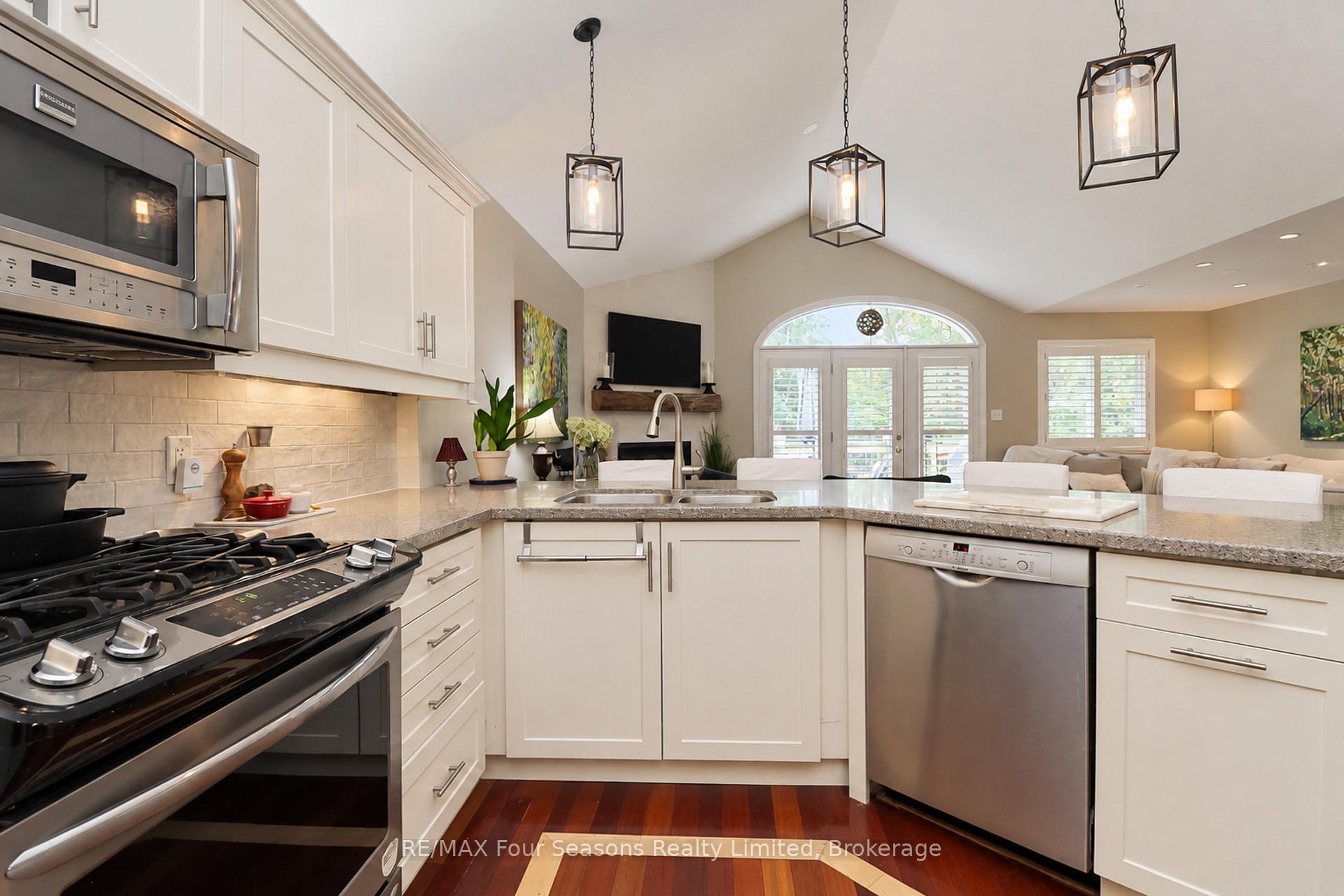 Photo 20 of 44 Green Briar Drive, Collingwood — HOMEH