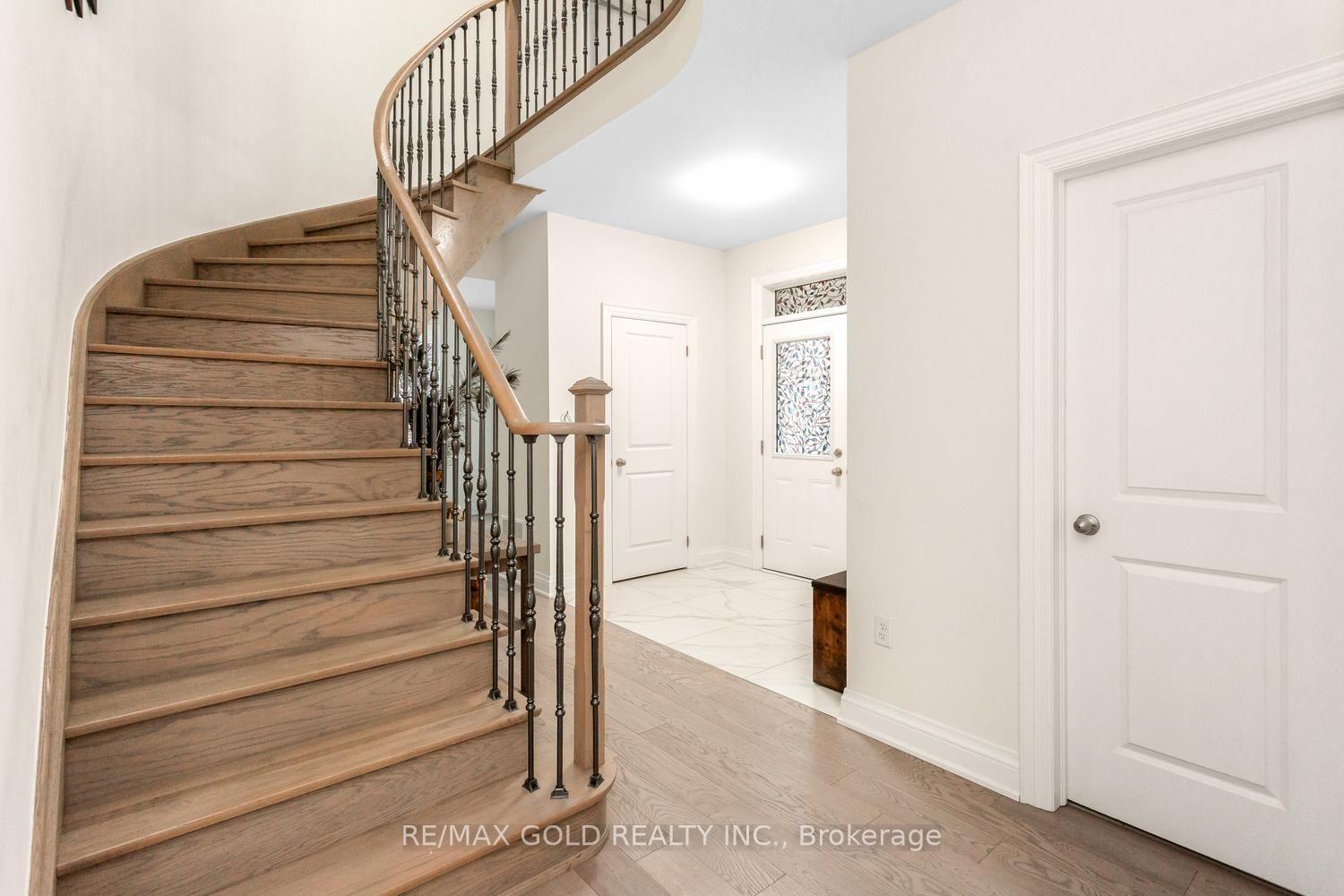 Photo 10 of 15 Farringdon Crescent, Brampton, Northwest Brampton — HOMEH