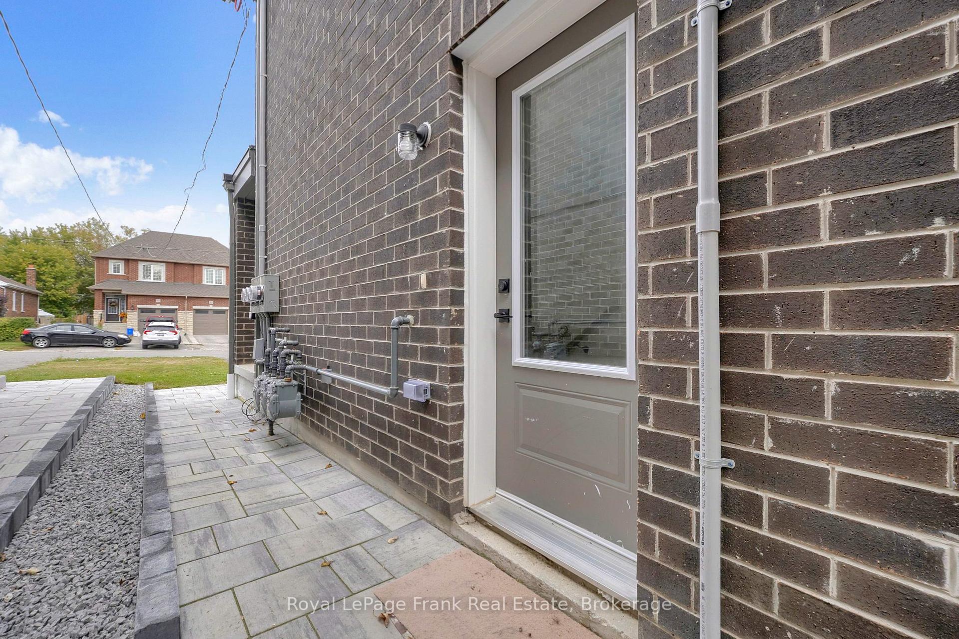 Photo 5 of 323 Anderson Avenue, Oshawa, McLaughlin — HOMEH