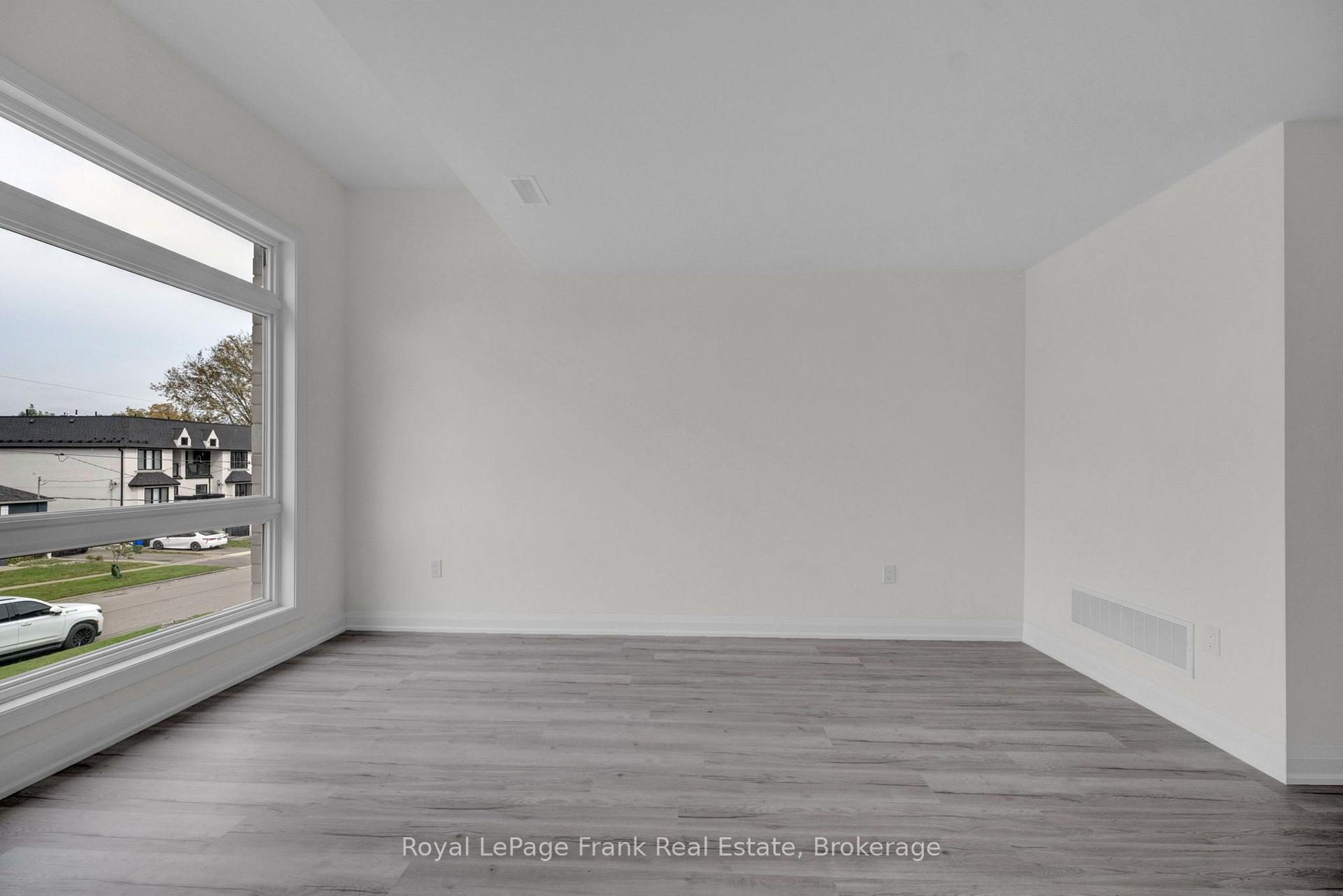 Photo 12 of 323 Anderson Avenue, Oshawa, McLaughlin — HOMEH