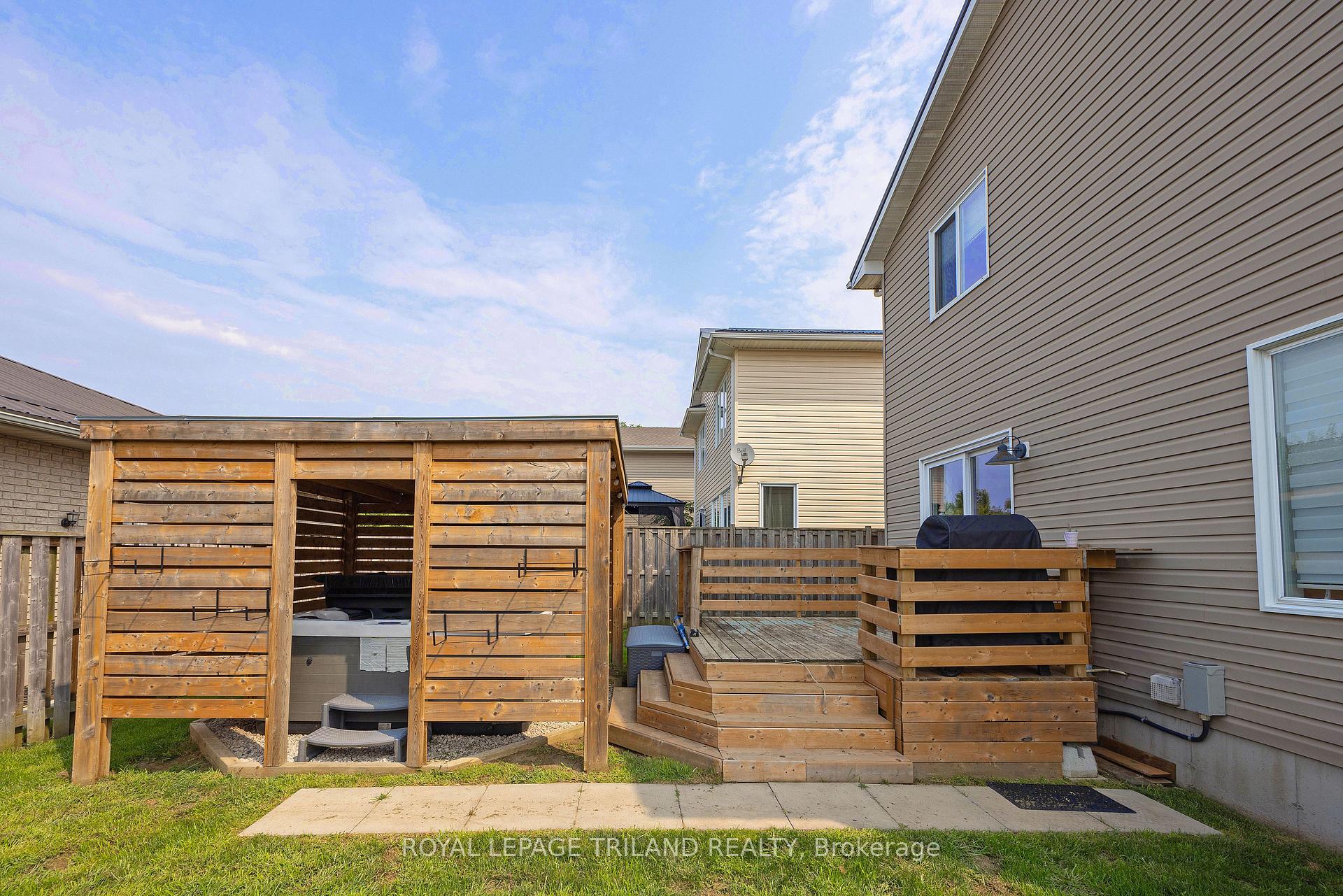 Photo 33 of 18 Tara Court, Aylmer — HOMEH