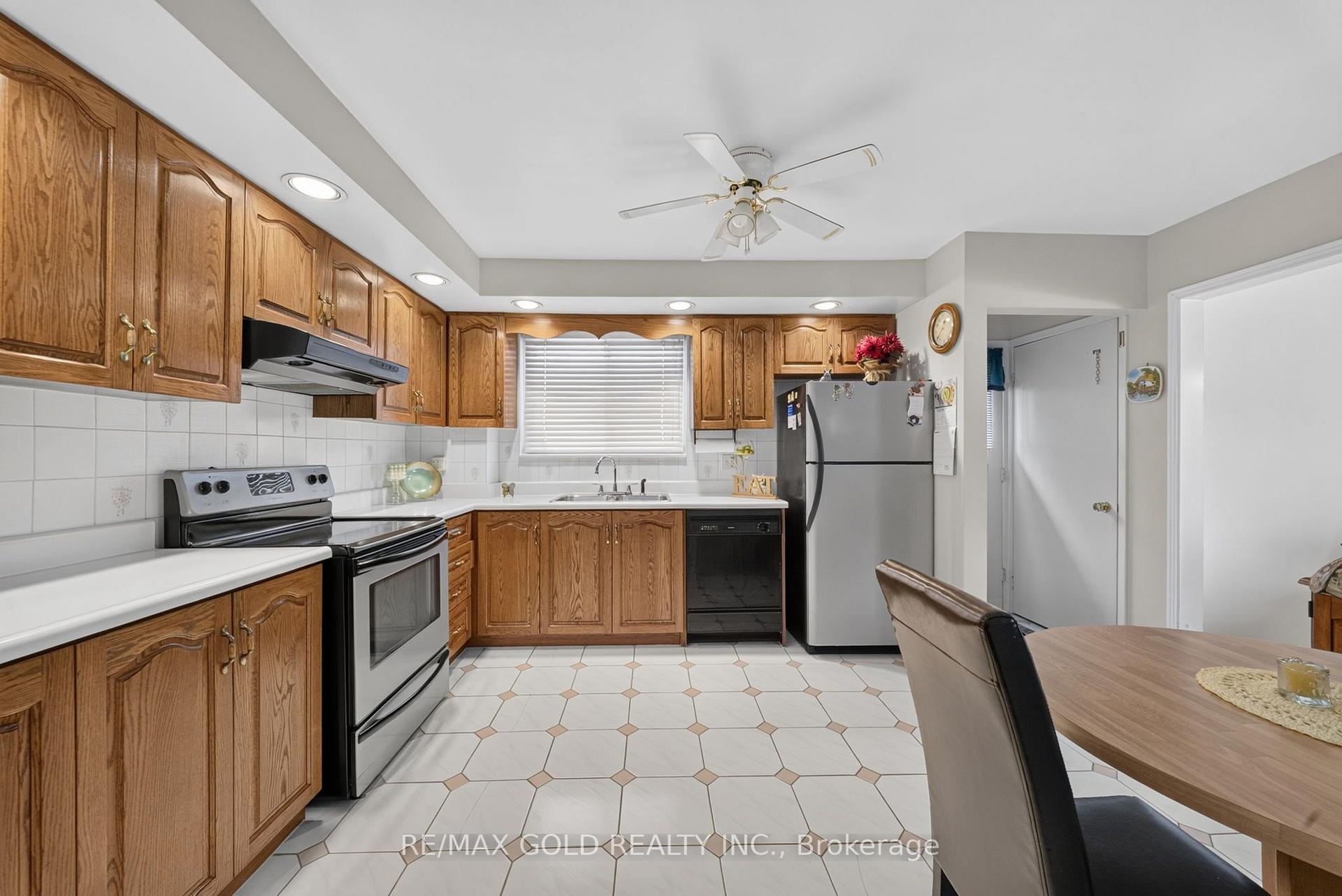Photo 18 of 25 Drayton Crescent, Brampton, Southgate — HOMEH