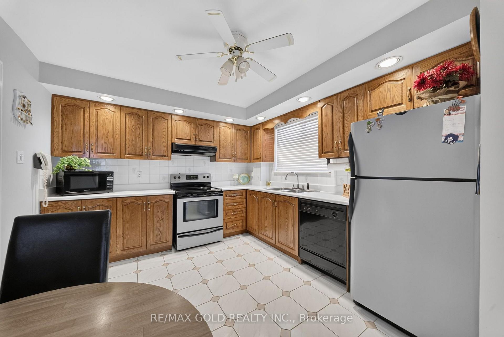 Photo 19 of 25 Drayton Crescent, Brampton, Southgate — HOMEH