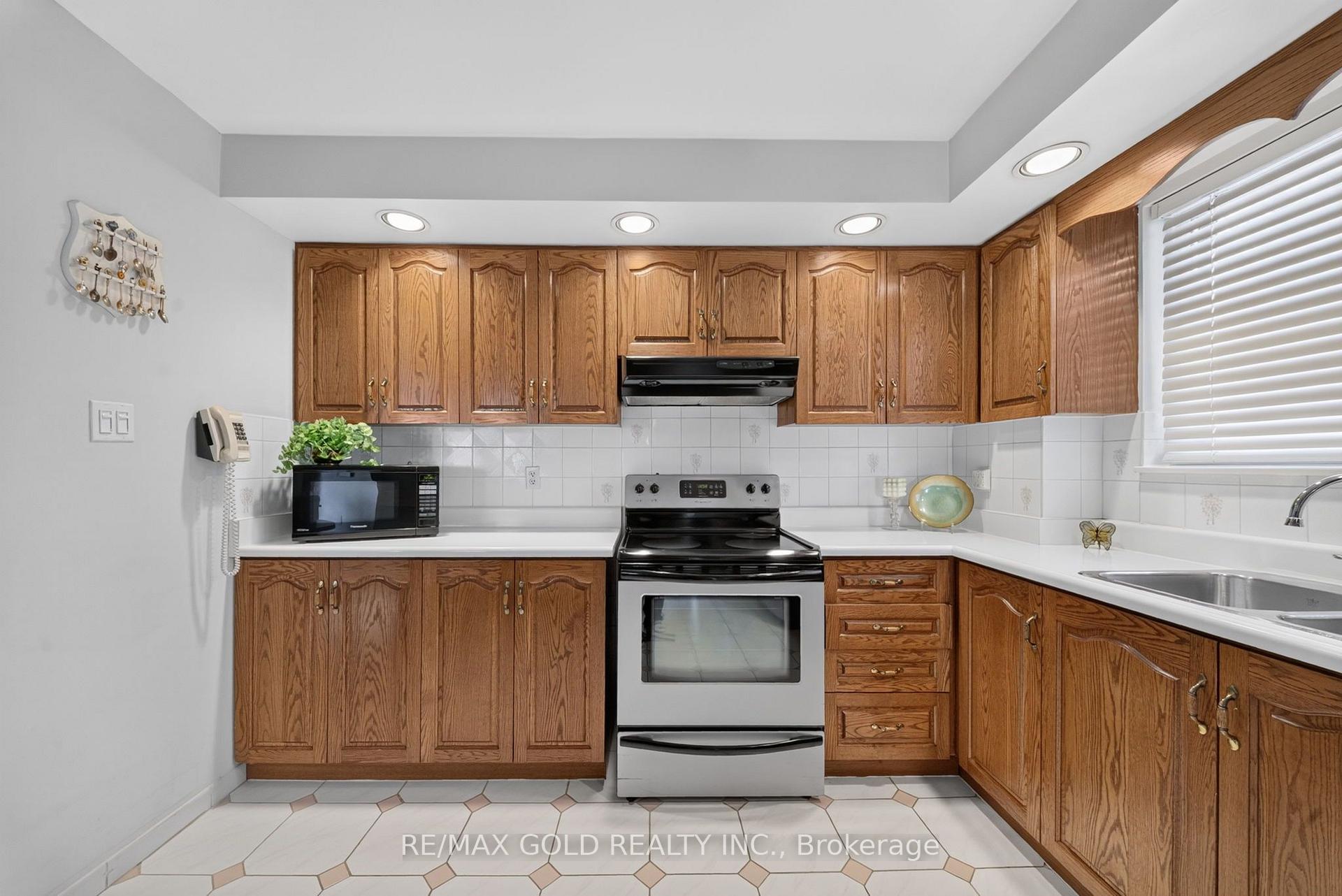 Photo 20 of 25 Drayton Crescent, Brampton, Southgate — HOMEH