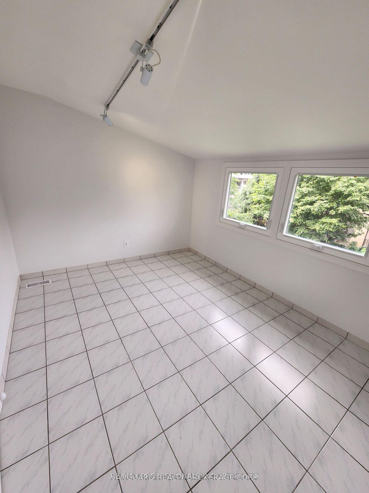 Photo 6 of Unit 2nd Floor, 232 Montrose Avenue, Toronto, Palmerston-Little Italy — HOMEH
