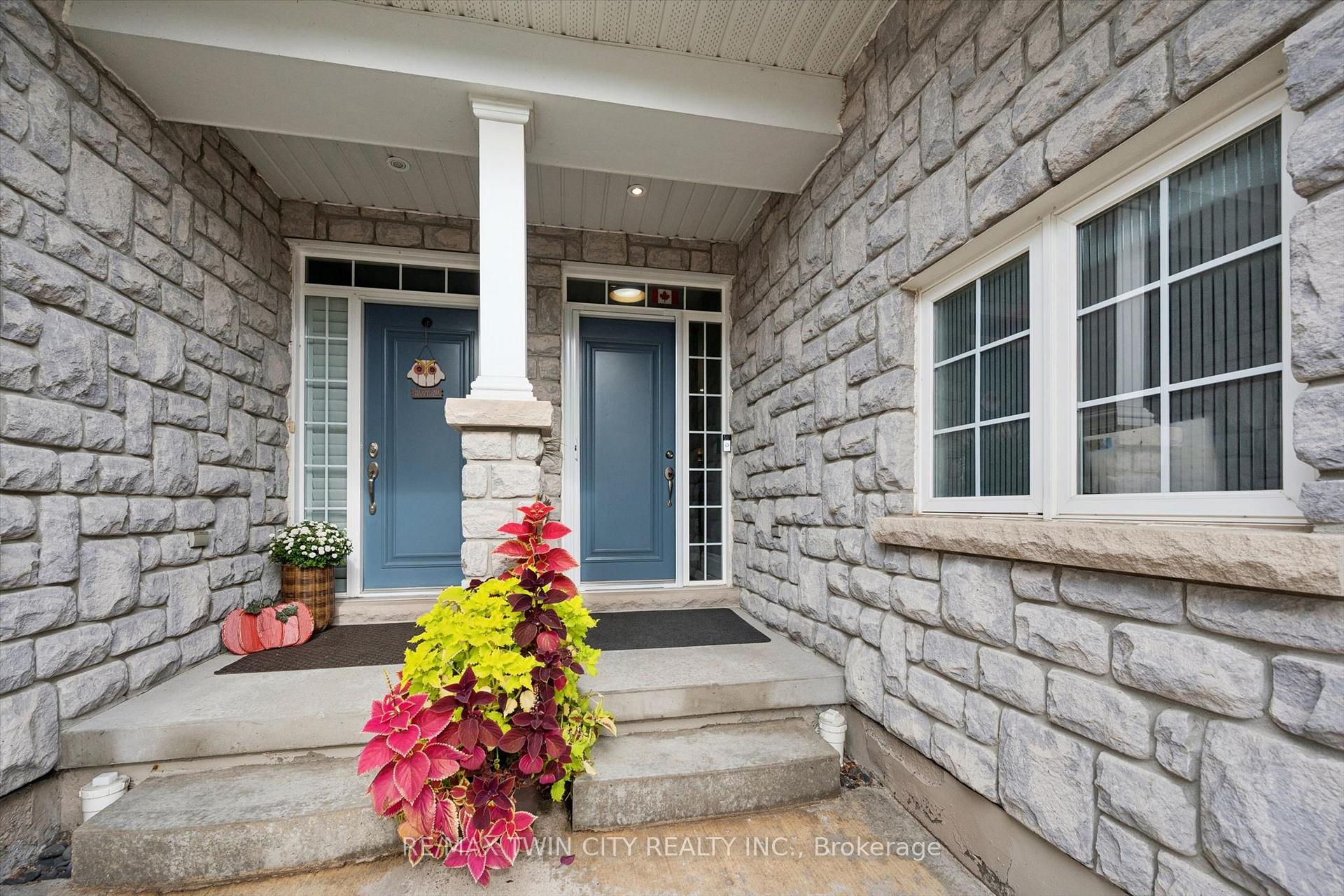 Photo 3 of Unit 9, 276 Sims Estate Drive, Kitchener, Grand River South — HOMEH