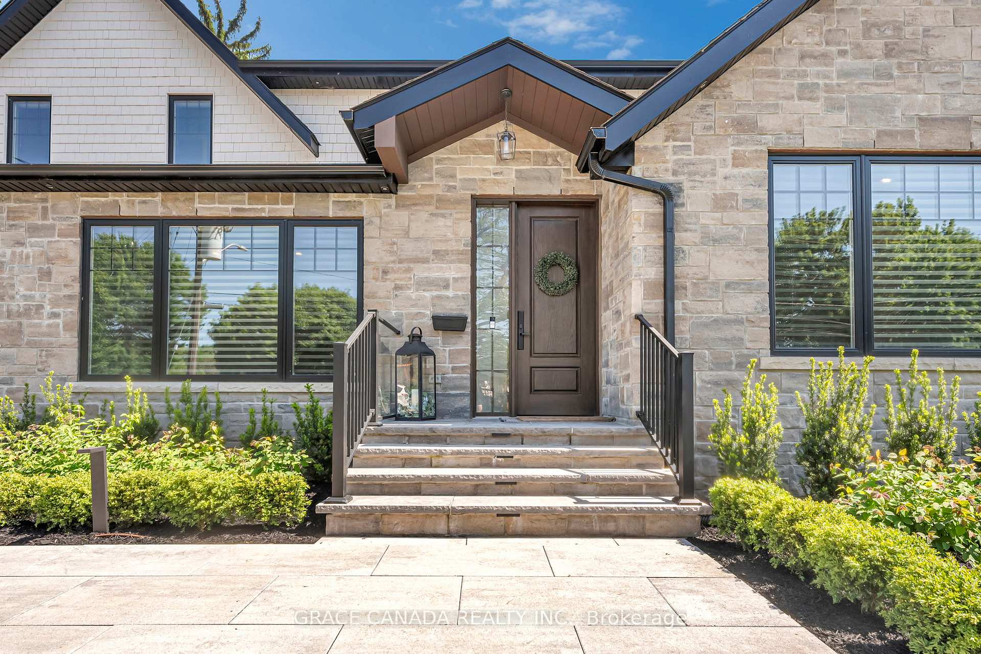 Photo 2 of 527 Oneida Drive, Burlington, LaSalle — HOMEH