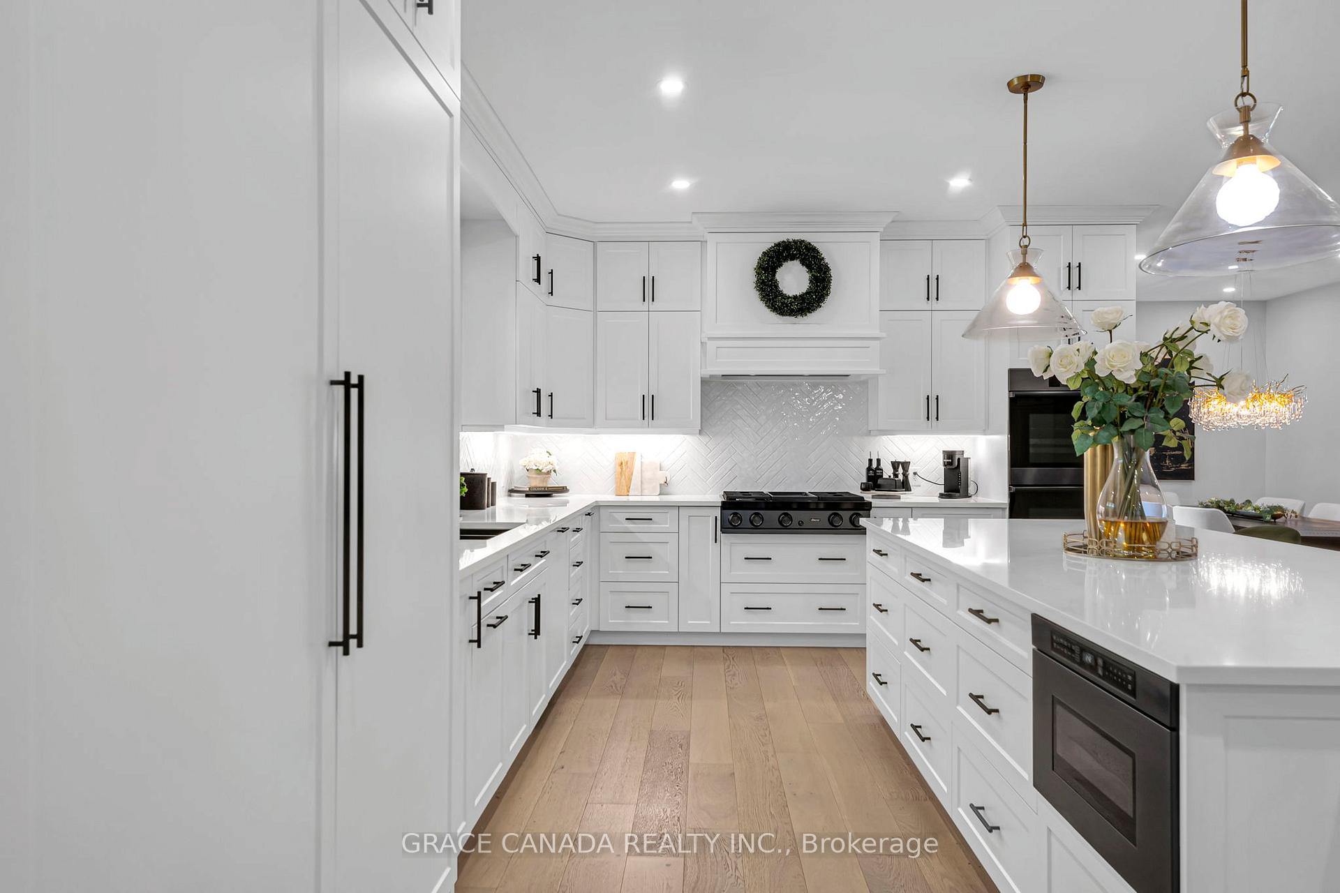 Photo 11 of 527 Oneida Drive, Burlington, LaSalle — HOMEH