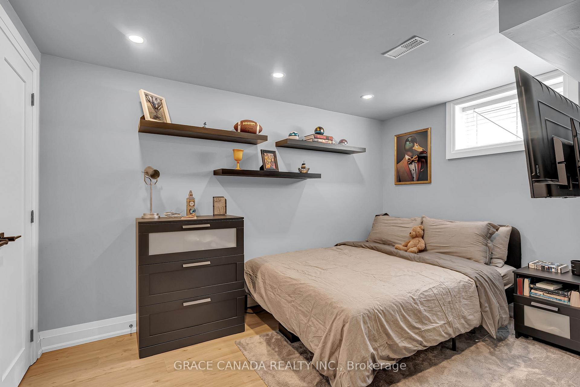 Photo 26 of 527 Oneida Drive, Burlington, LaSalle — HOMEH