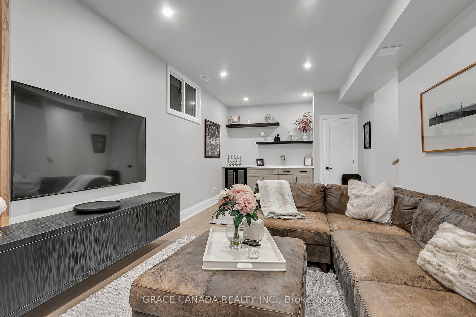 Photo 29 of 527 Oneida Drive, Burlington, LaSalle — HOMEH