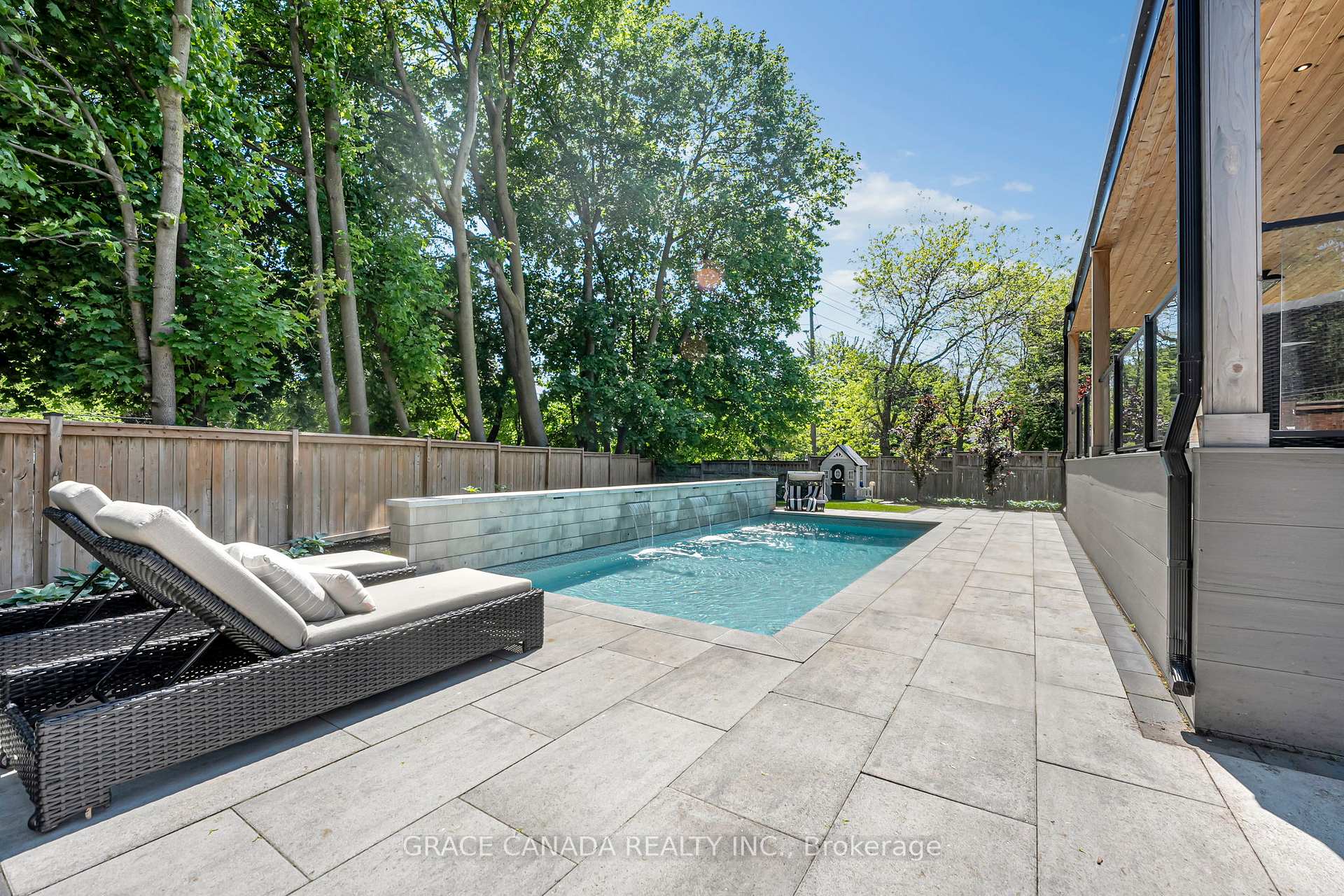 Photo 36 of 527 Oneida Drive, Burlington, LaSalle — HOMEH