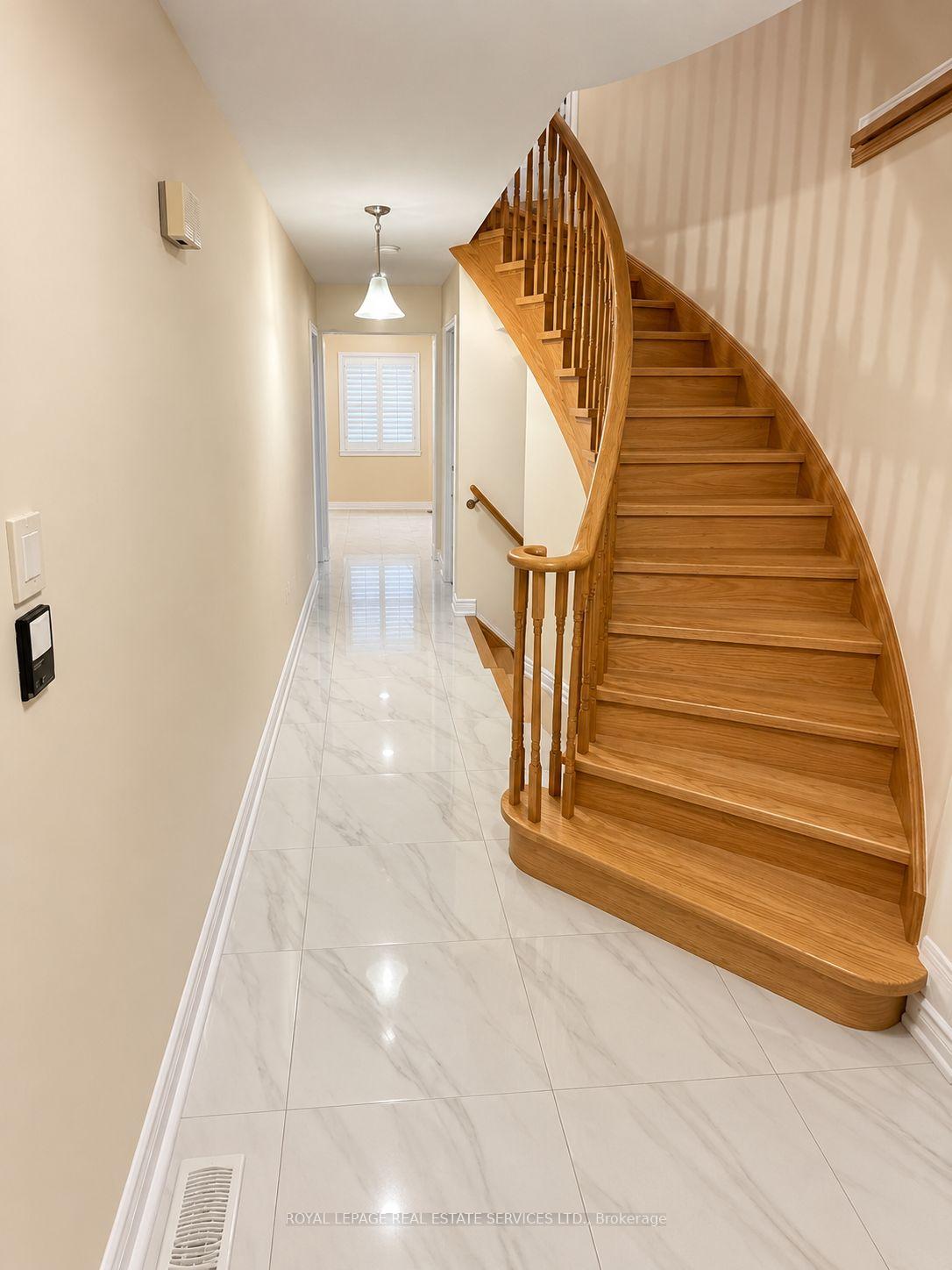 Photo 2 of 742 Winterton Way, Mississauga, Hurontario — HOMEH