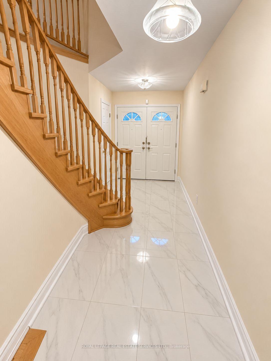 Photo 3 of 742 Winterton Way, Mississauga, Hurontario — HOMEH