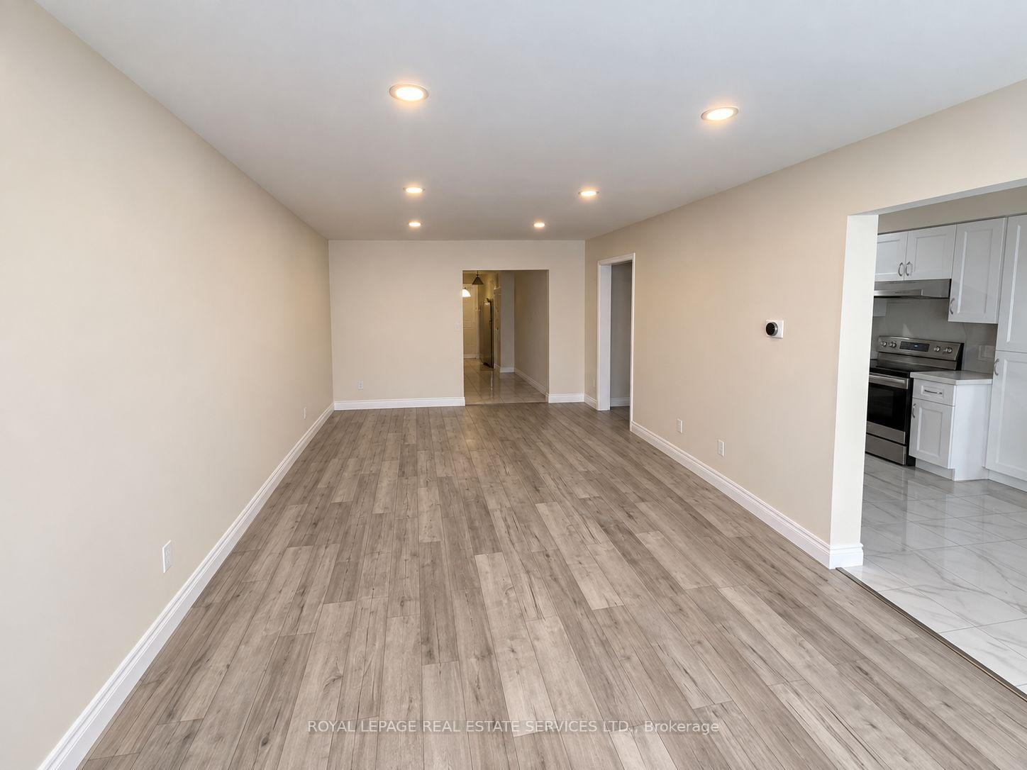 Photo 4 of 742 Winterton Way, Mississauga, Hurontario — HOMEH