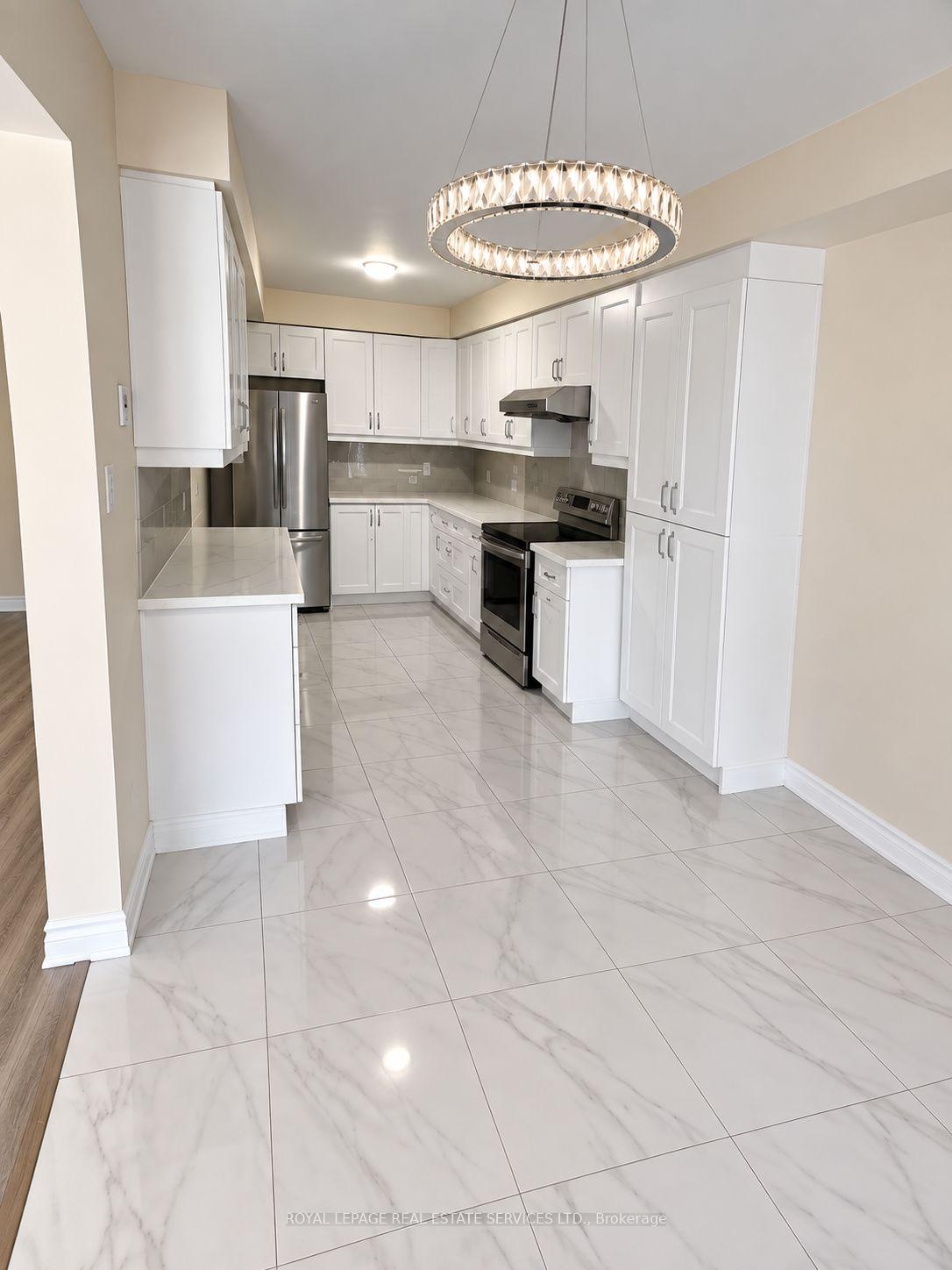Photo 5 of 742 Winterton Way, Mississauga, Hurontario — HOMEH