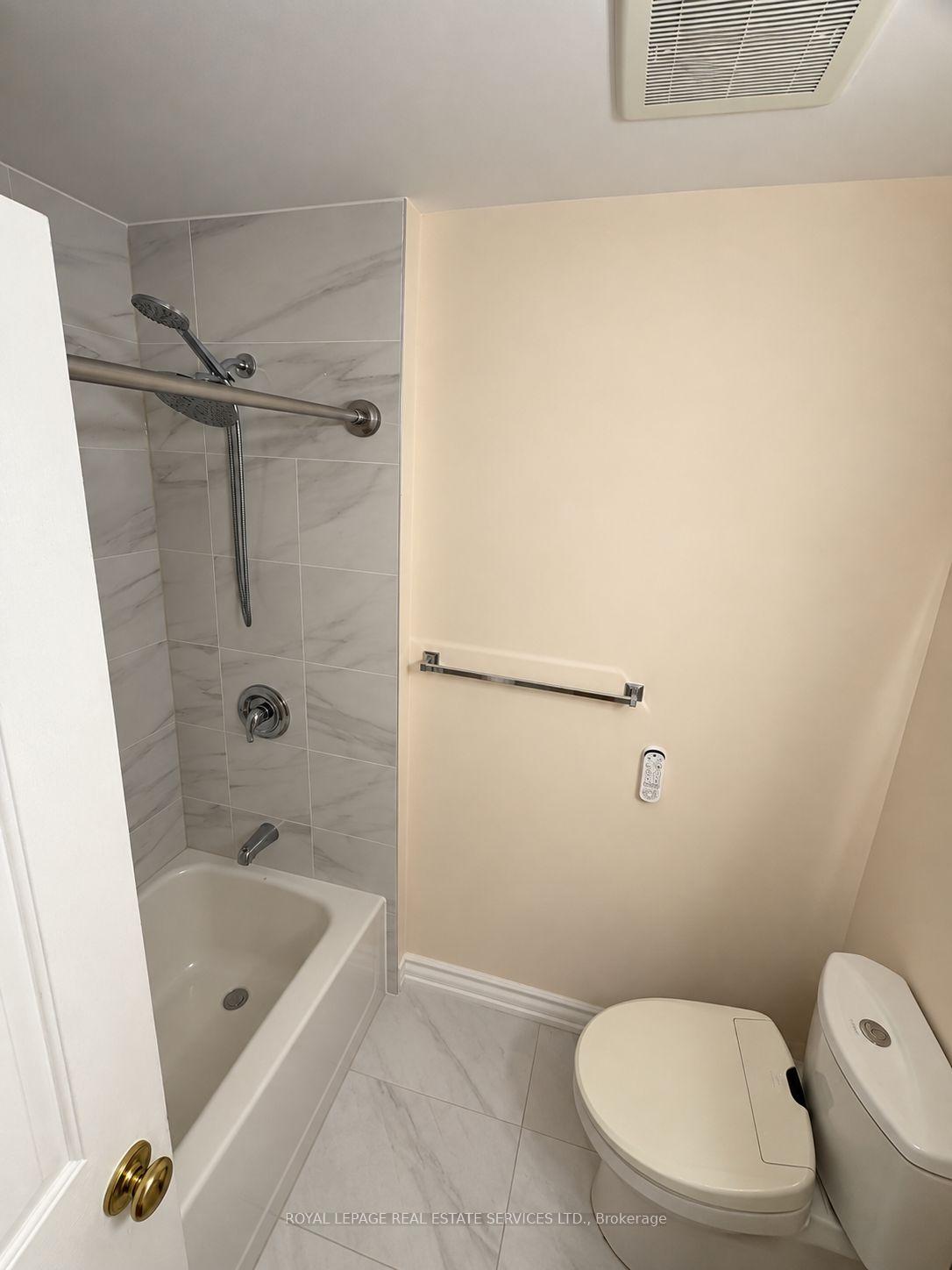 Photo 10 of 742 Winterton Way, Mississauga, Hurontario — HOMEH