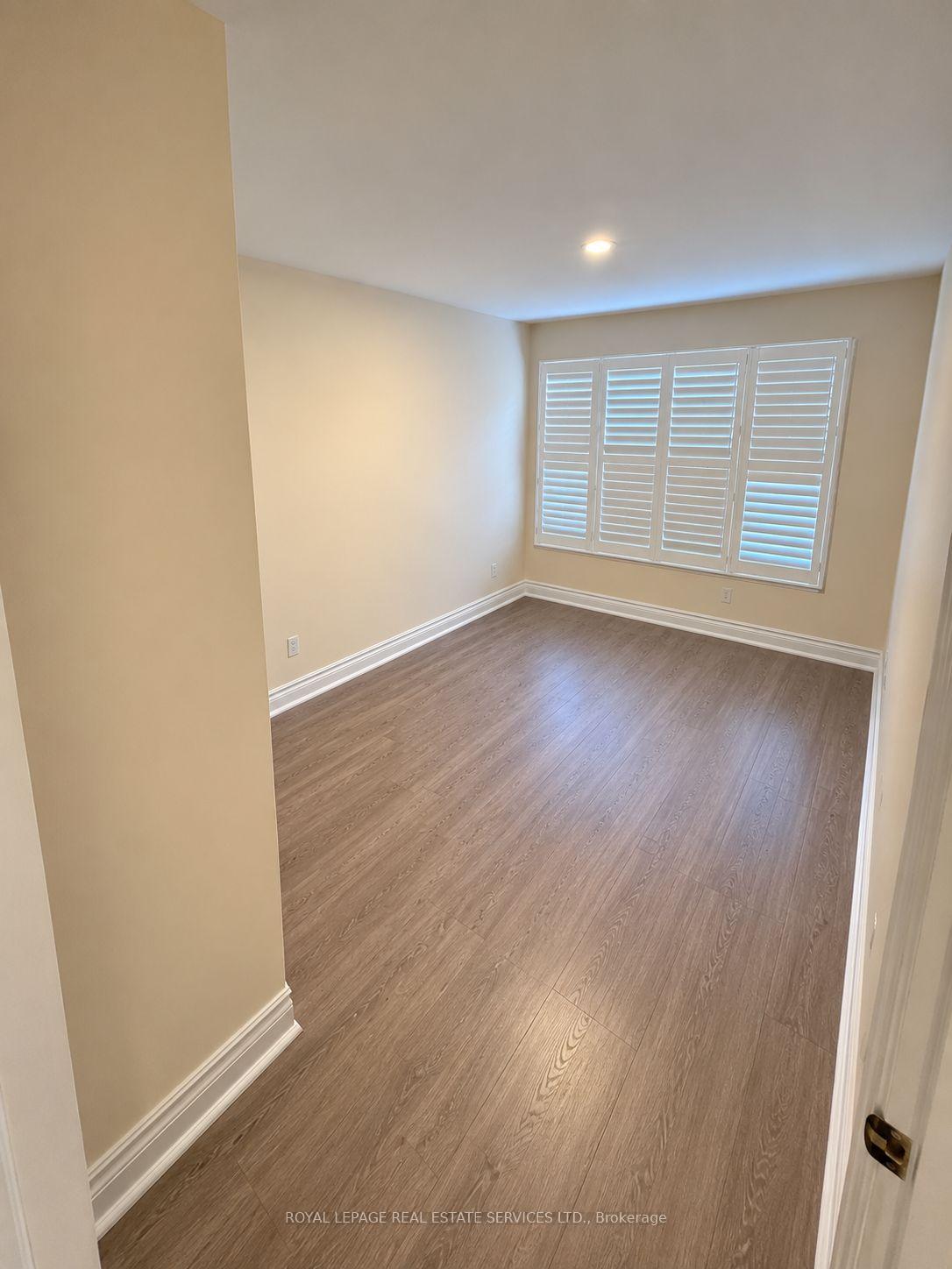 Photo 11 of 742 Winterton Way, Mississauga, Hurontario — HOMEH
