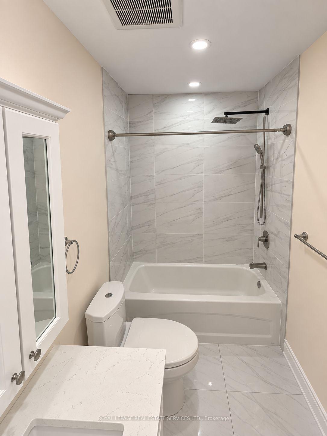 Photo 15 of 742 Winterton Way, Mississauga, Hurontario — HOMEH